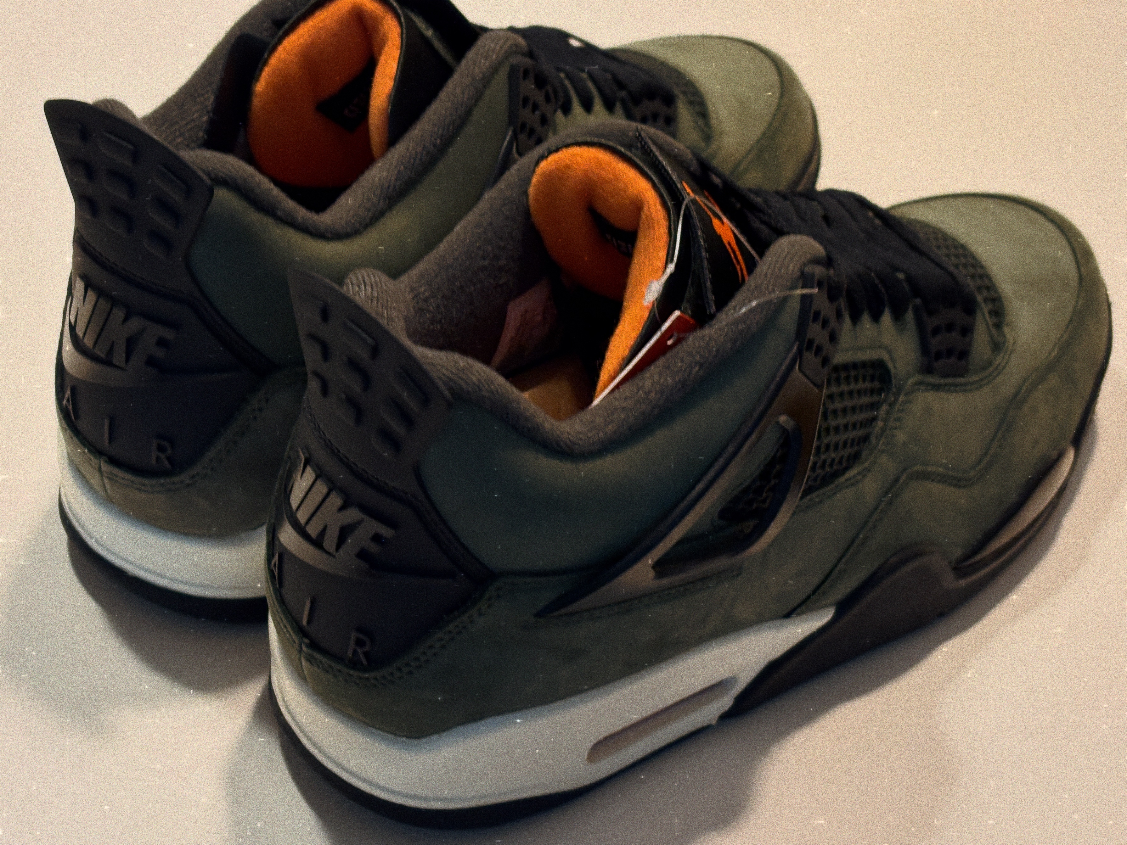 Jordan 4 x Undefeated Retro OG SP Deep Green and Clementine 착용 스타일 - 1