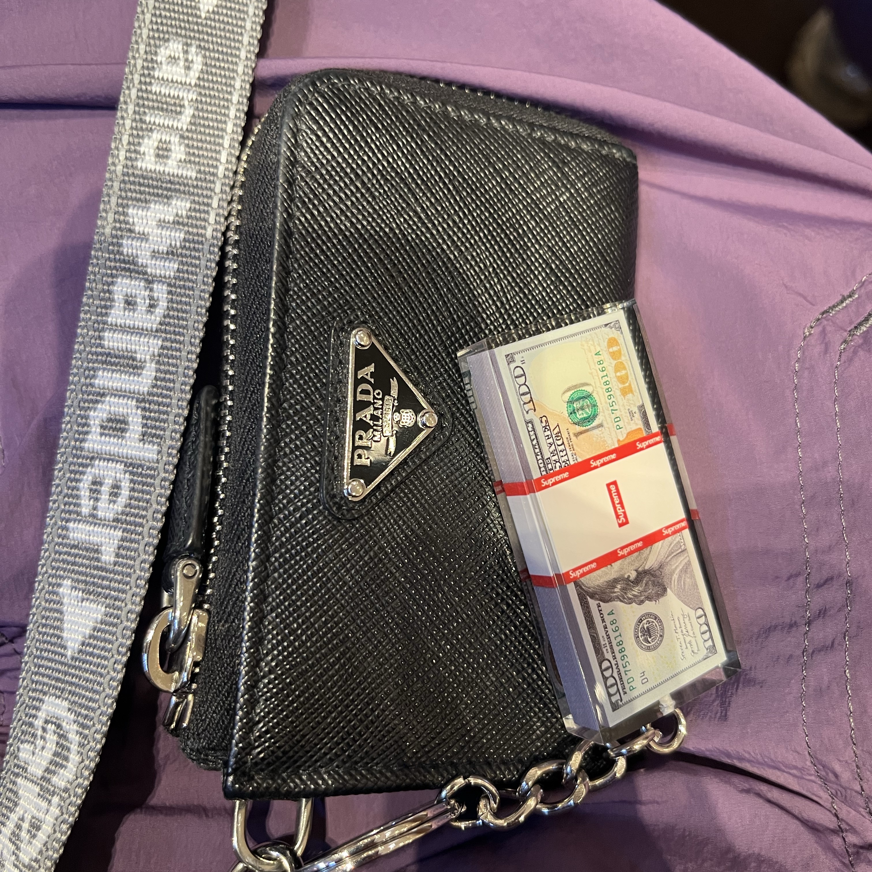 Supreme Cash Paperweight Keychain Multicolor - 24FW 착용 스타일