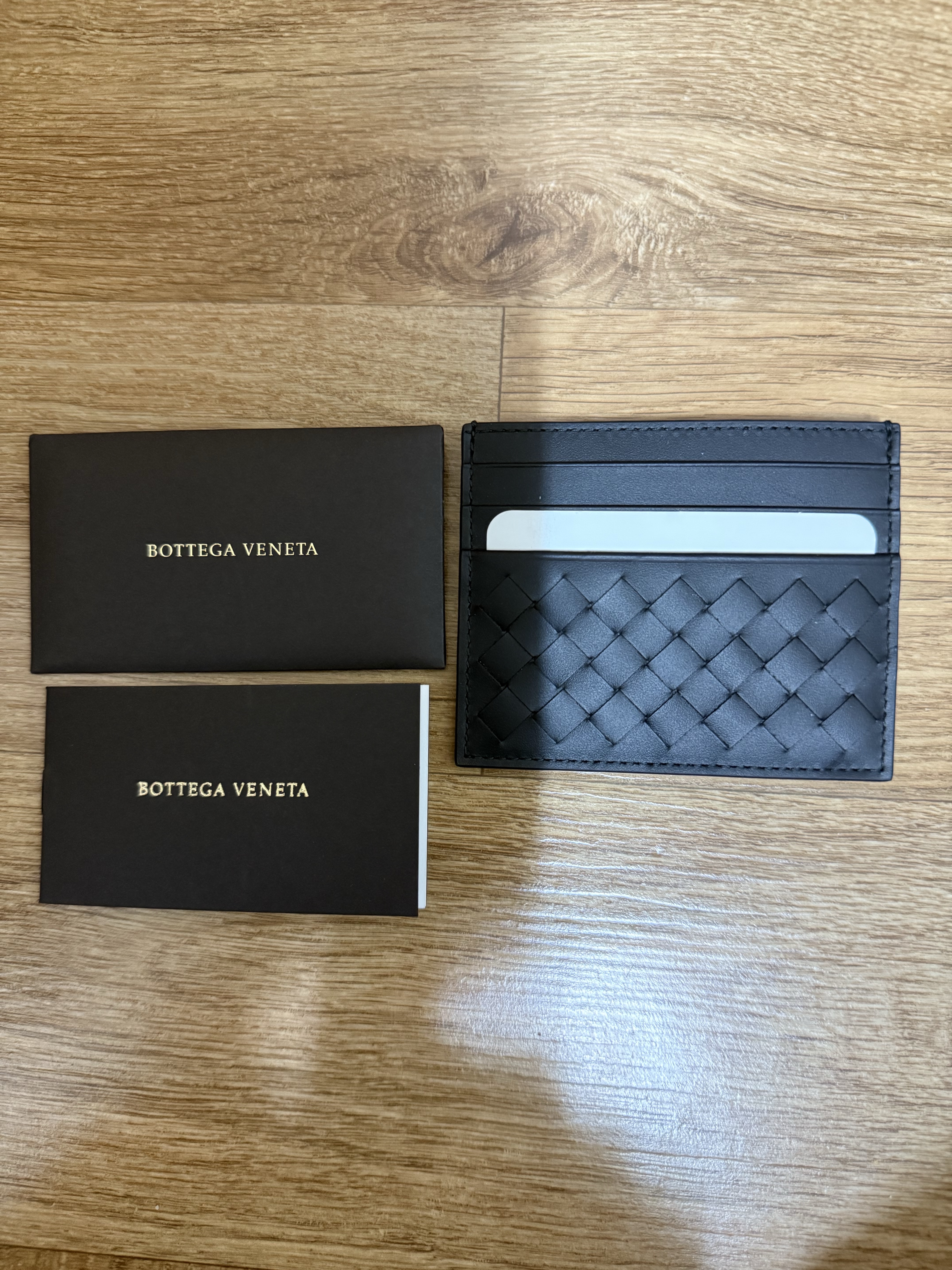Bottega Veneta Credit Card Case Black 착용 스타일 - 1