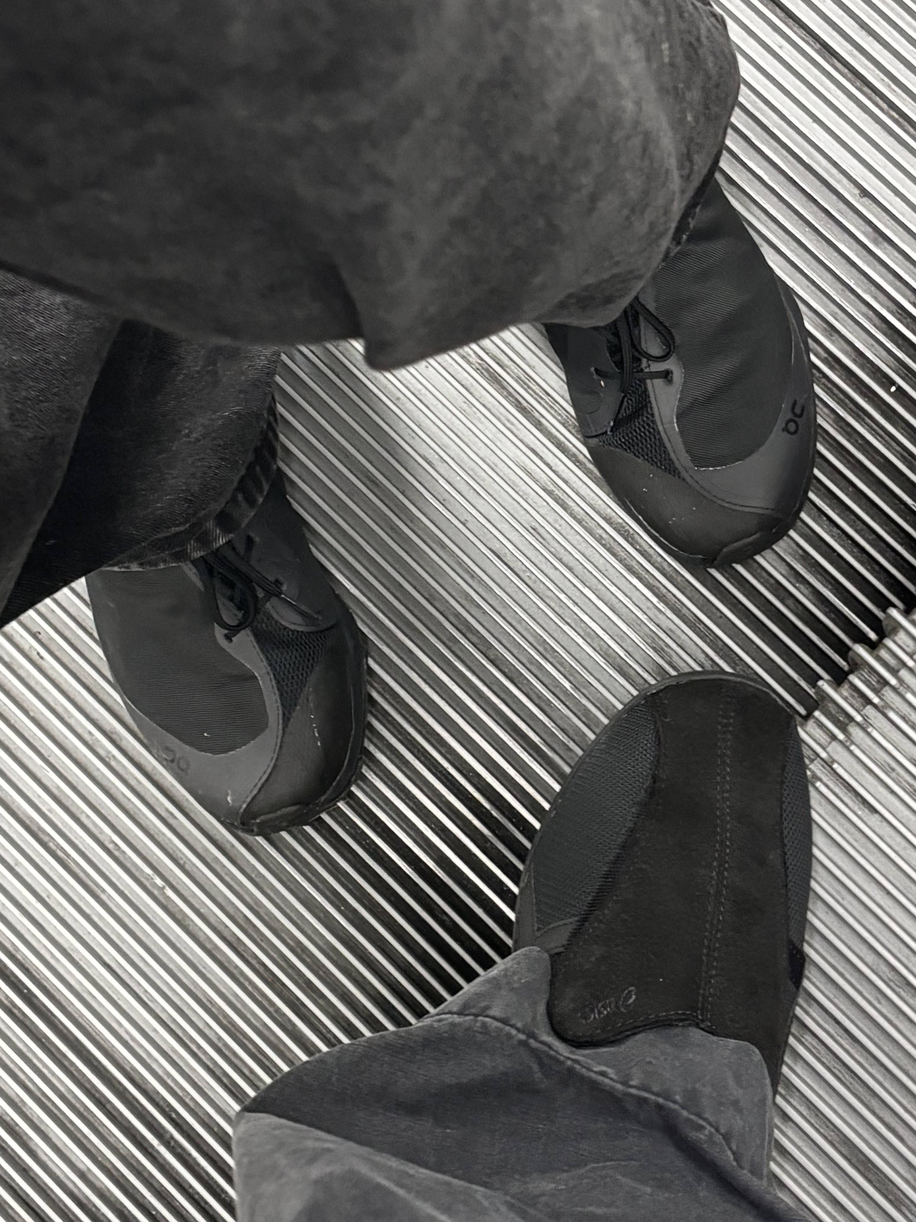 On Running x Post Archive Faction (Paf) Cloudventure Peak All Black, Asics Life Walker 010 Black - 2E Wide 착용 스타일