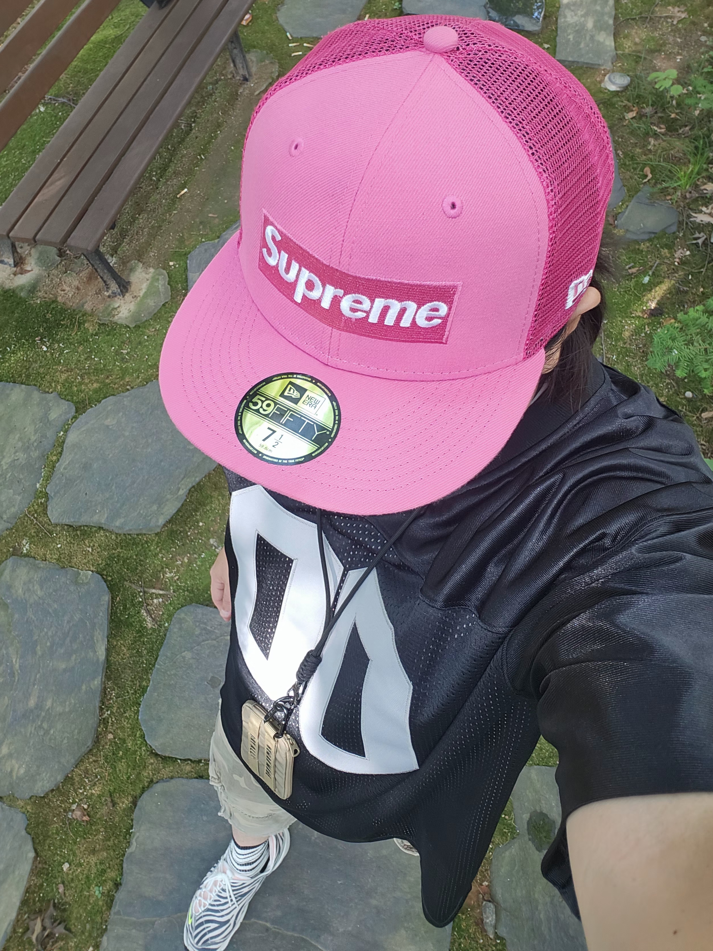 Supreme Box Logo Mesh Back New Era Pink - 22SS, Human Made Military Card Case Beige 착용 스타일 - 2