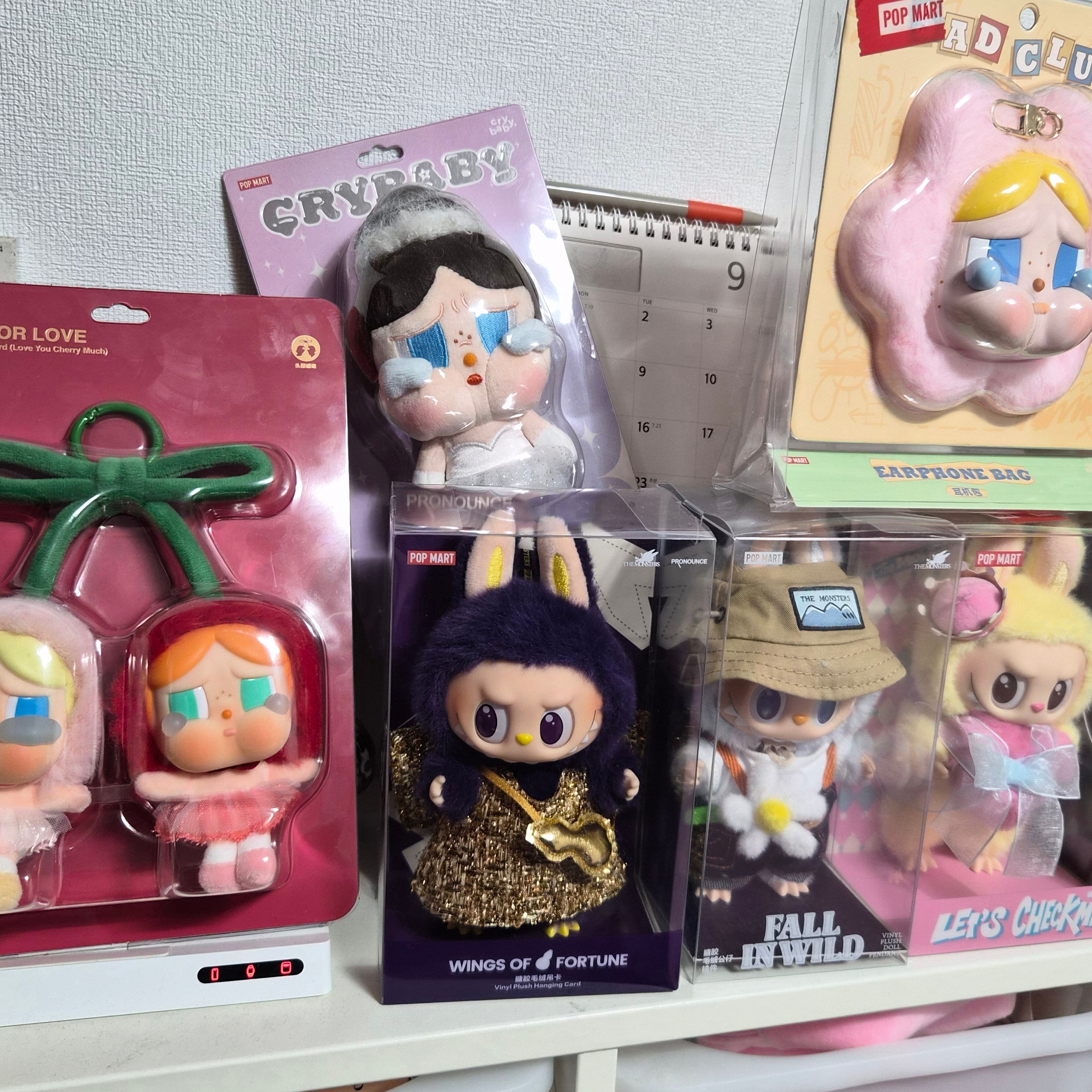 Pop Mart Crybaby Crying For Love Series Vinyl Plush 착용 스타일