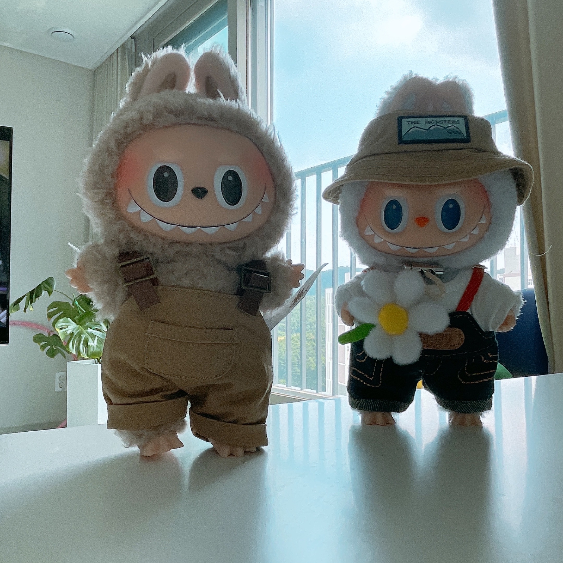 Pop Mart Labubu The Monsters Labubu Tasty Macarons Series Toffe Keyring, Pop Mart Fall In Wild Labubu Series Toy Keyring 착용 스타일