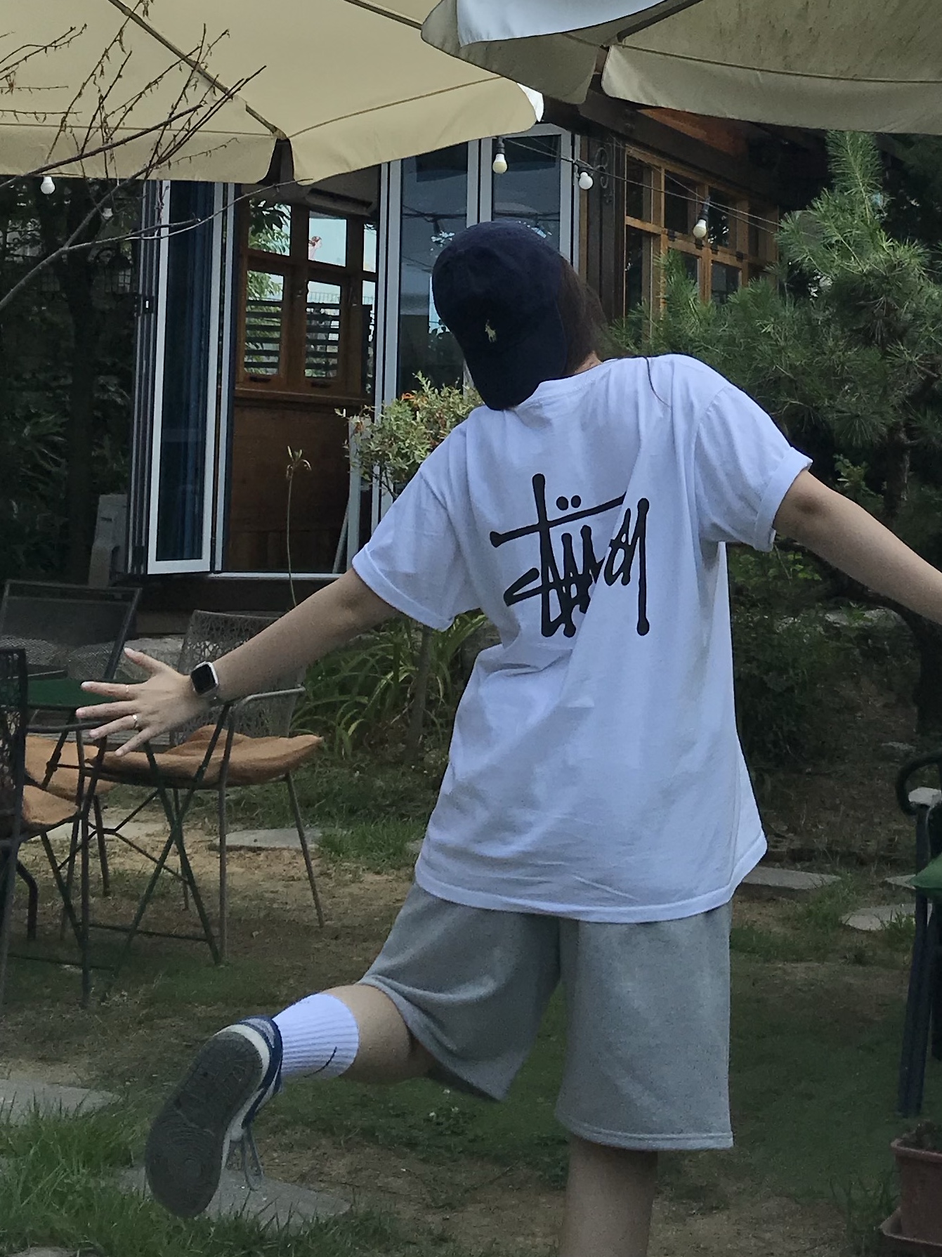 Stussy Basic Stussy T-Shirt Fog 2024, (W) Jordan 1 Low White Grey Blue 착용 스타일 - 2