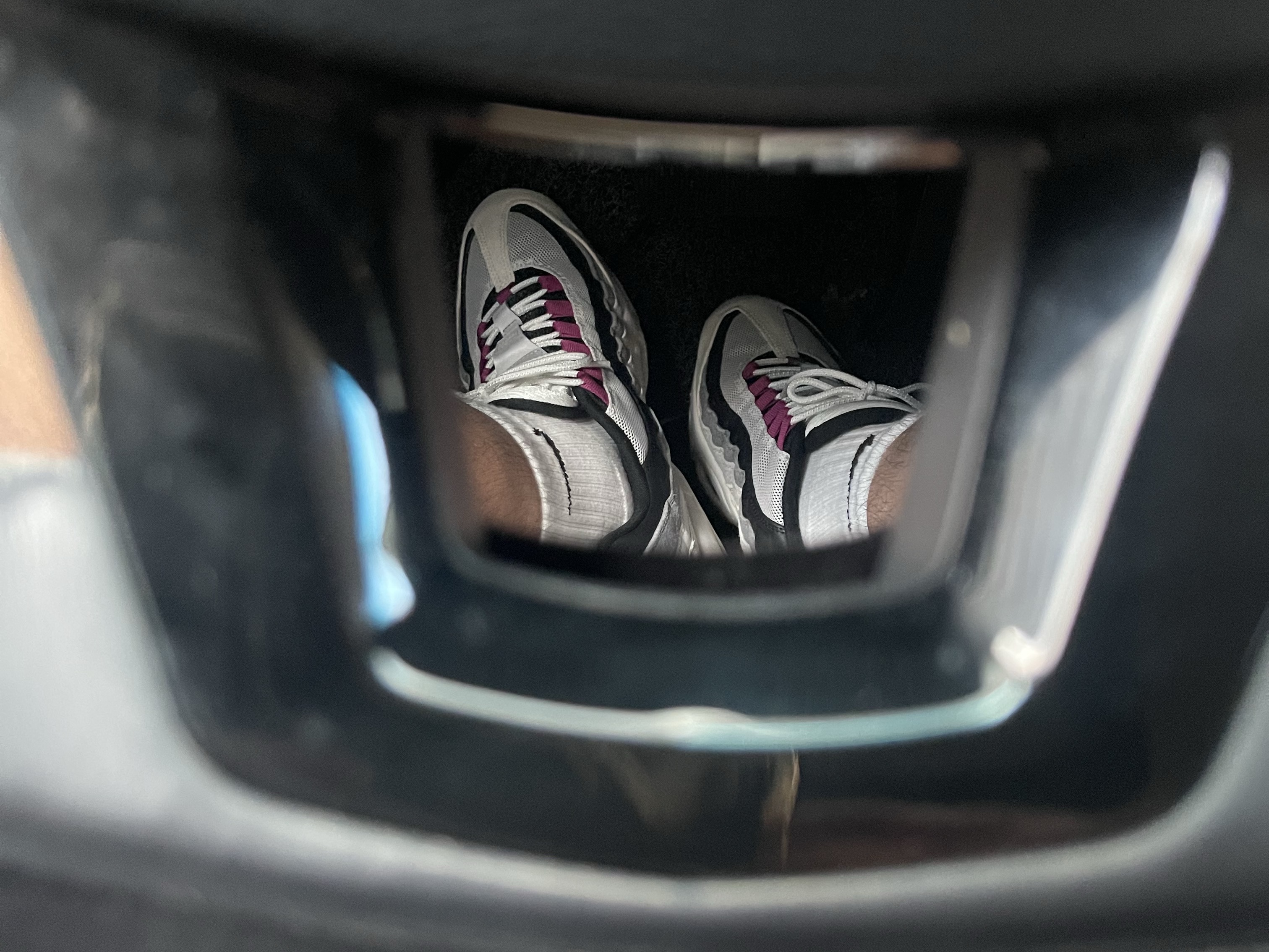 Nike SB Air Max 95 Summit White and Cactus Flower 착용 스타일