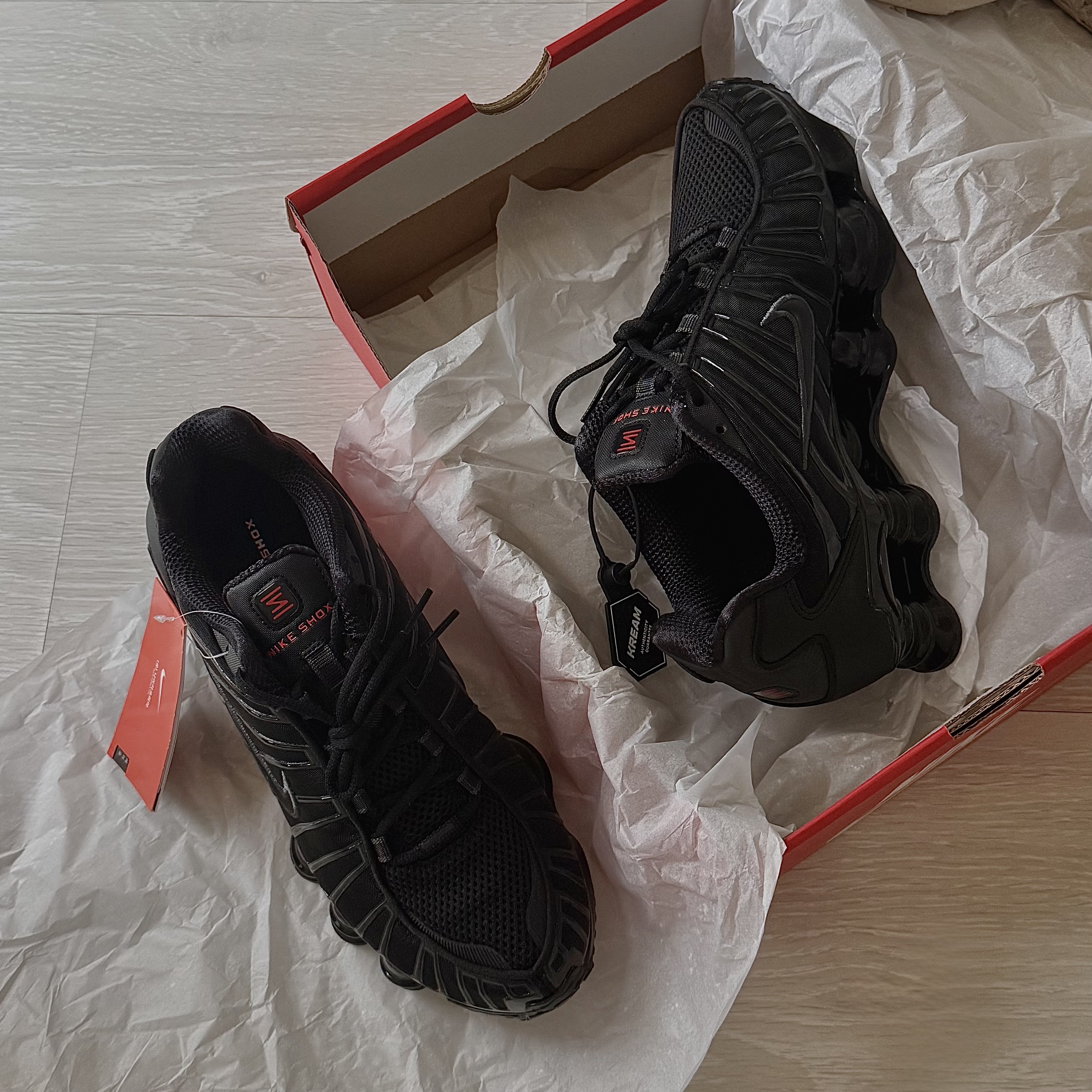 (W) Nike Shox TL Black and Max Orange 착용 스타일