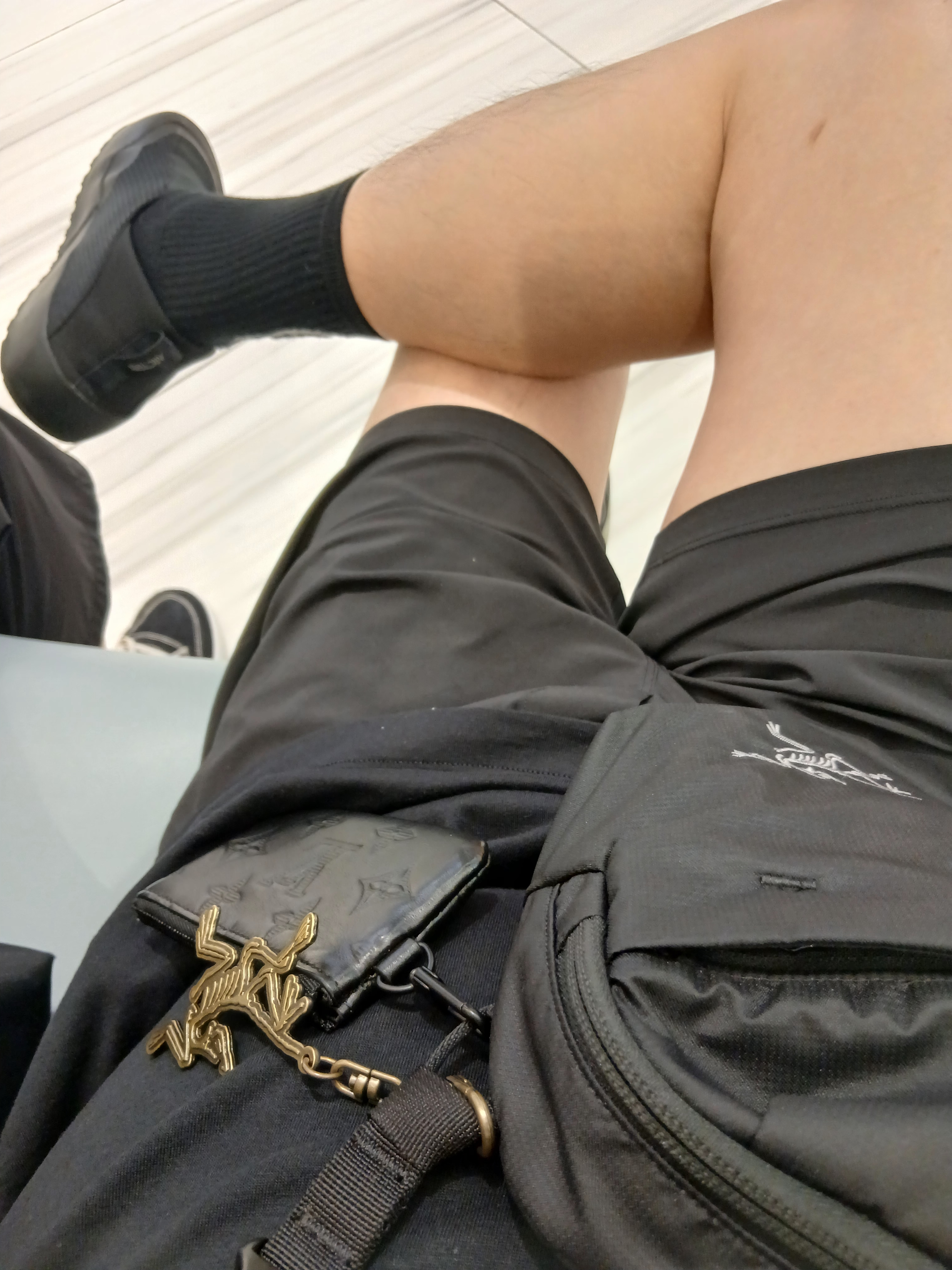 Arc'teryx Bird Word Cap 24K Black, Arc'teryx Arc'Multi Bird Logo SS T-Shirt Black 착용 스타일 - 6