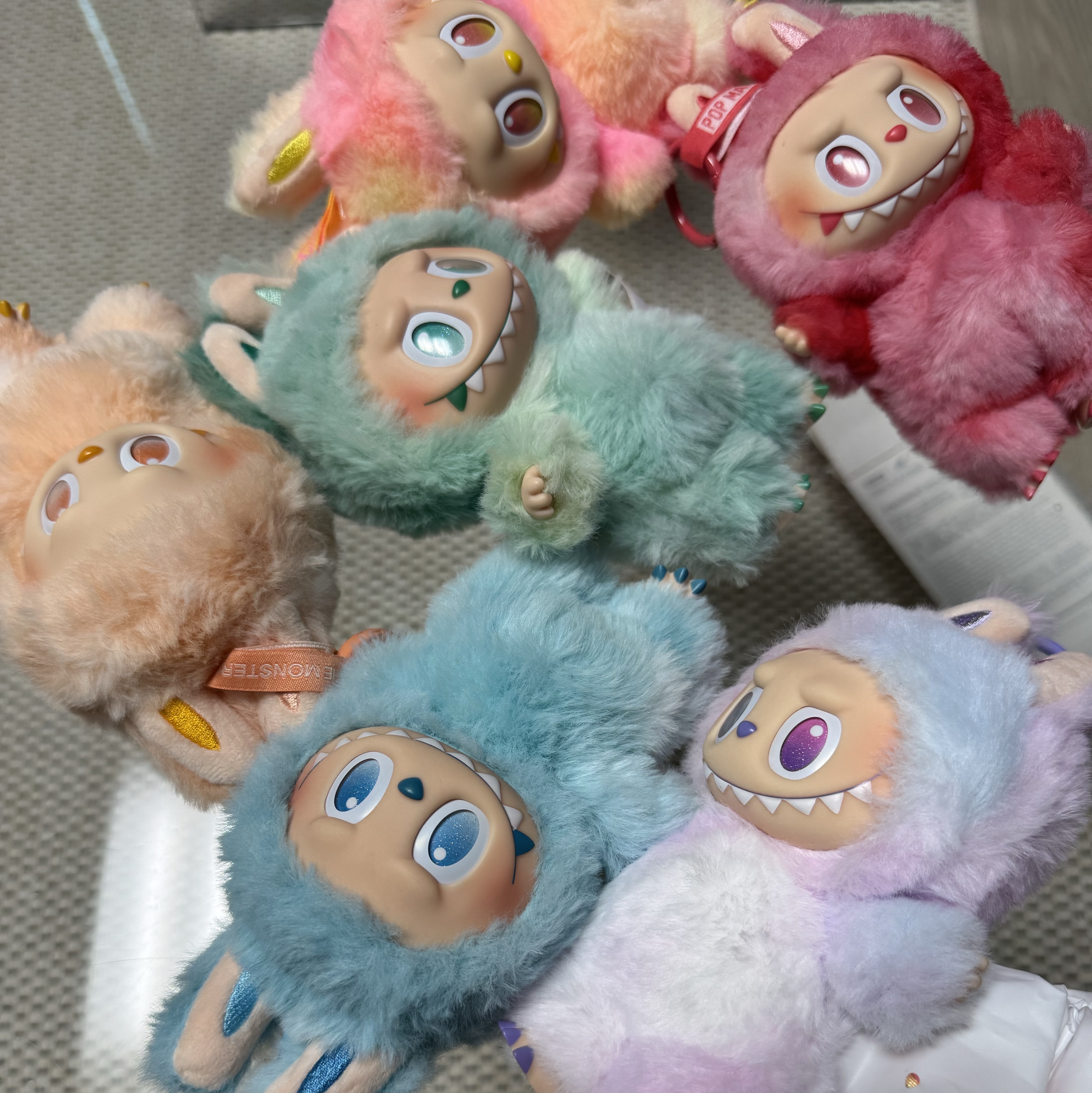 Pop Mart Labubu The Monsters Highlight Series Sealed Case (6 Blind Boxes) 착용 스타일