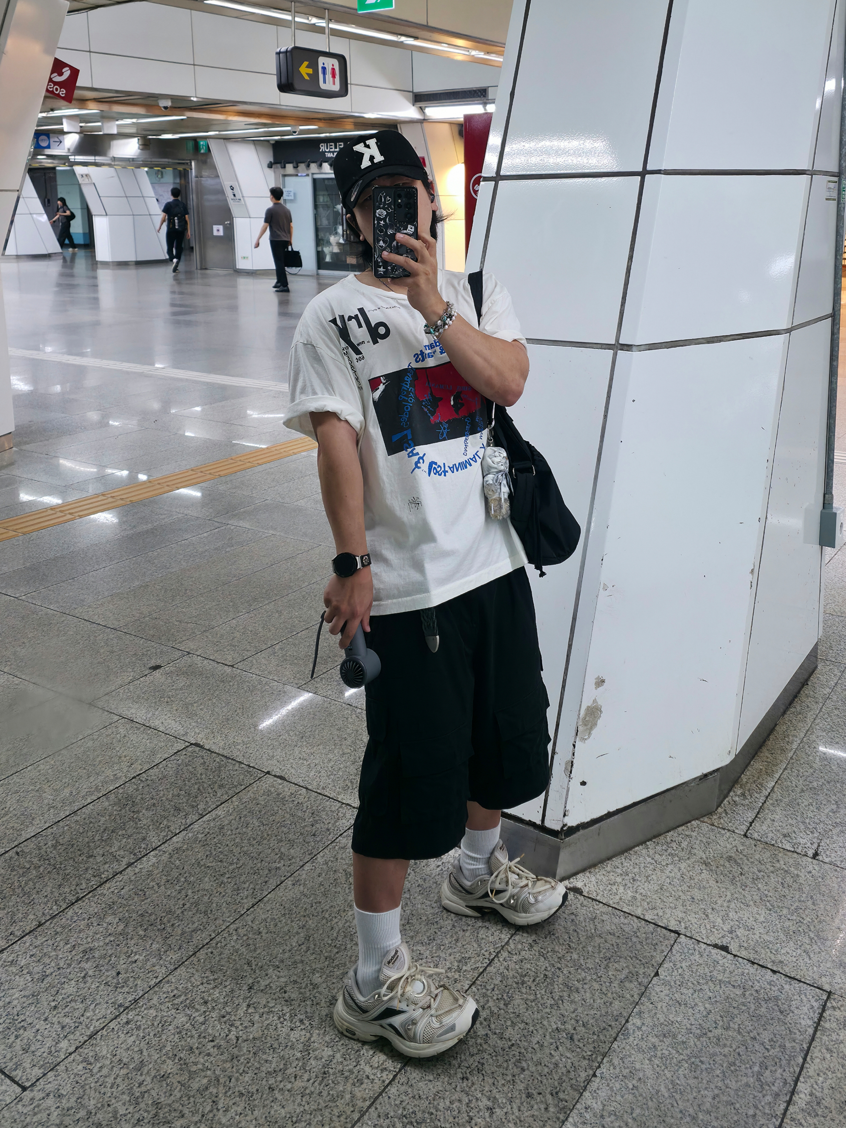 [KREAM 단독] Kamien x KOIN SEOUL K Logo Ball Cap Black, ALEXII Dirty Hoodie Bear Yellow 착용 스타일 - 2