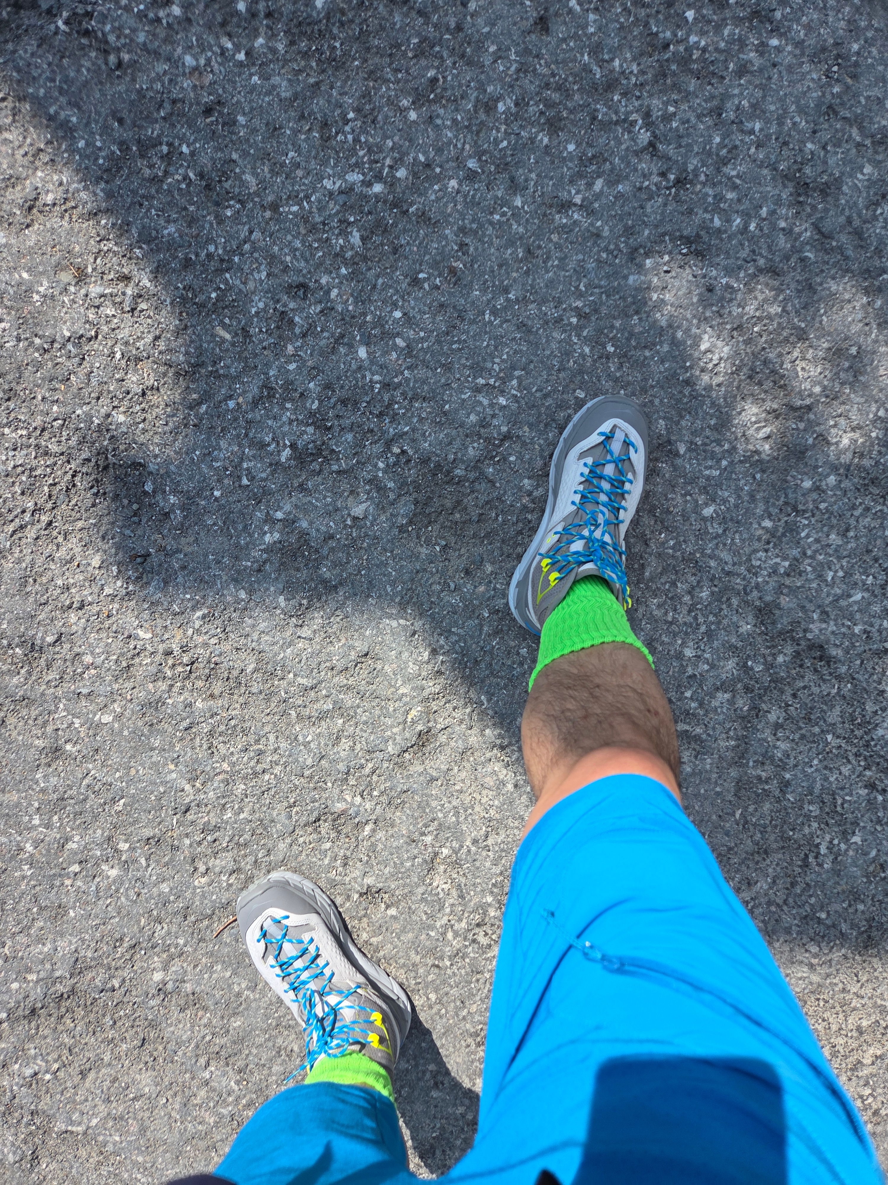 Hoka Tor Ultra High Lunar Rock Diva Blue 착용 스타일 - 2