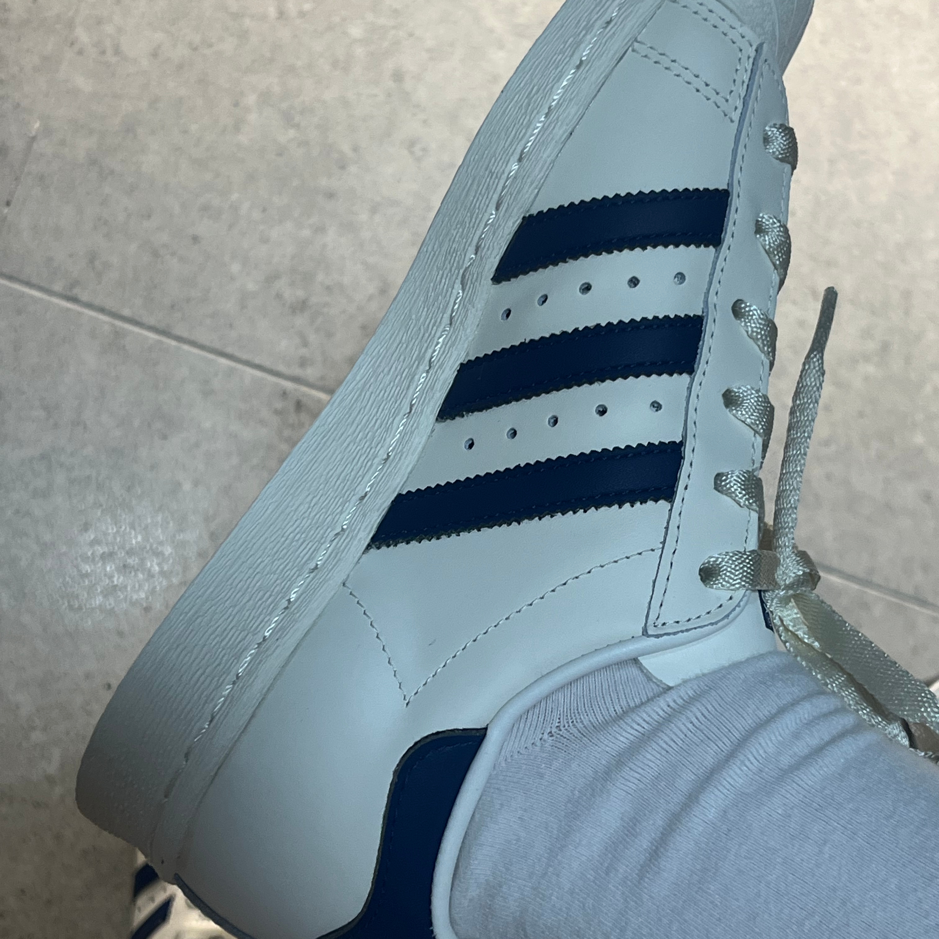 Adidas Superstar 82 White Dark Blue 착용 스타일 - 2