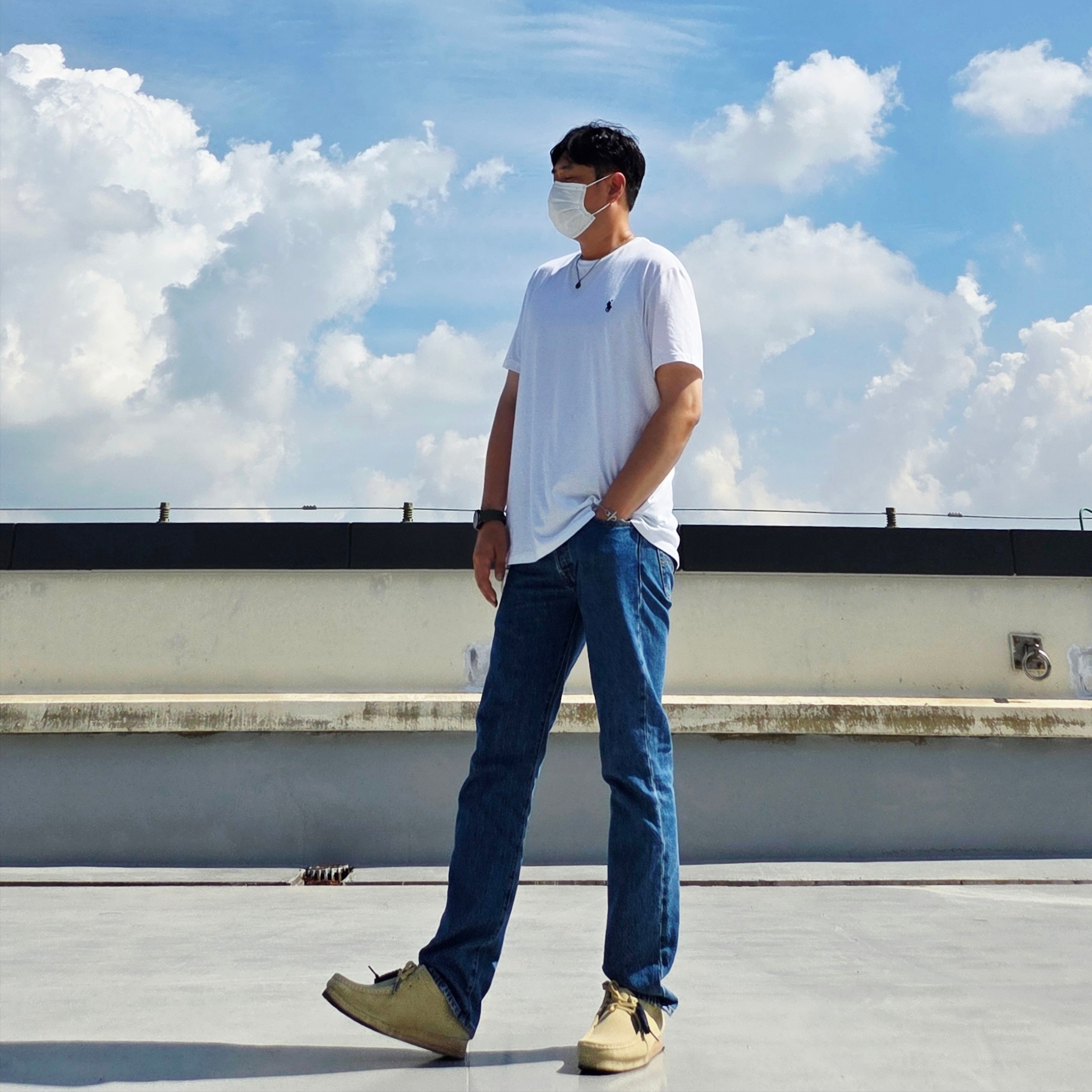 Levi's 501 Original Fit Jeans Medium Indigo, Clarks Wallabee Maple Suede 착용 스타일 - 3