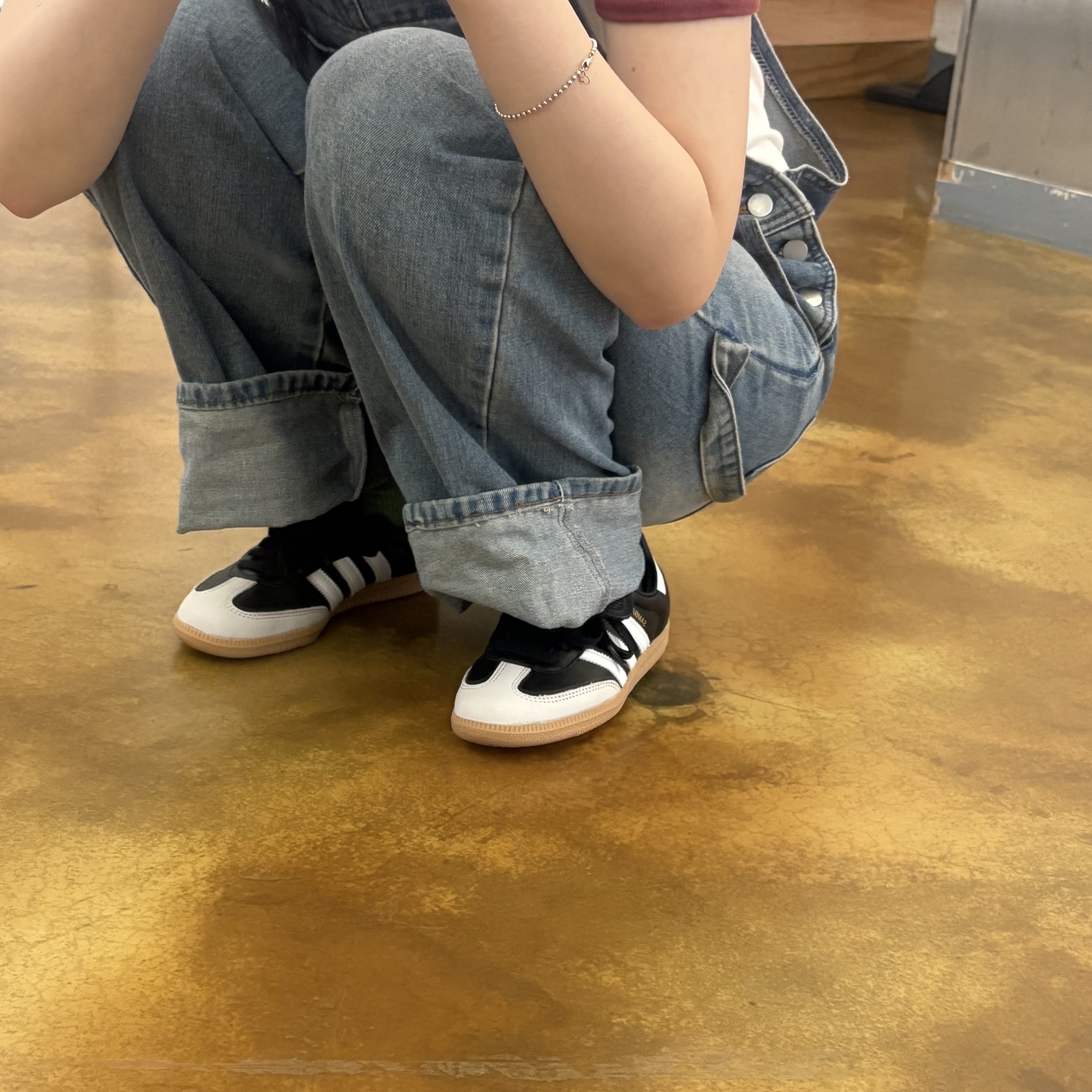 (W) Adidas Samba LT Core Black Cloud White Gold Metallic 착용 스타일 - 2