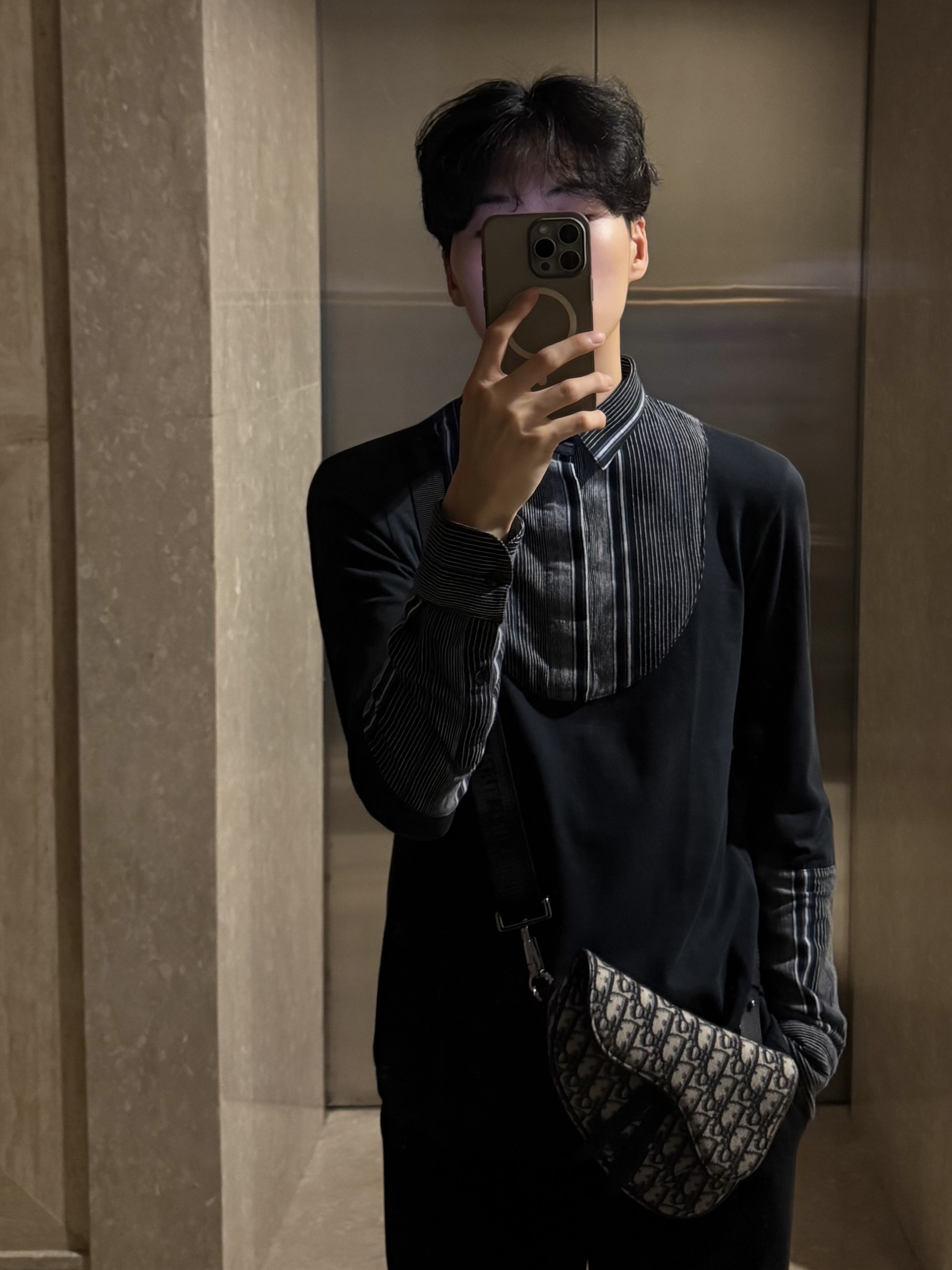 Dior Mini Saddle Bag with Strap Oblique Jacquard Beige Black 착용 스타일 - 1