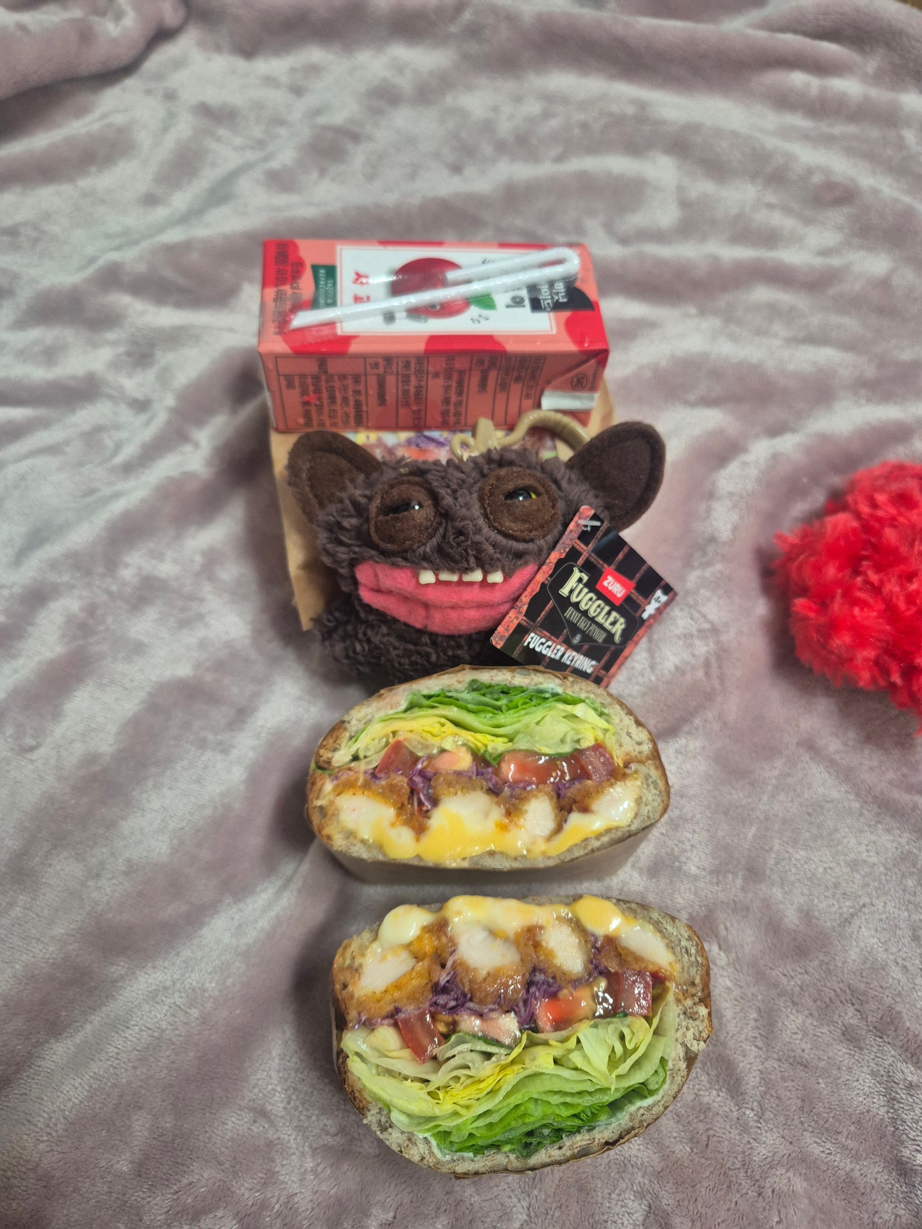 Fuggler Grin Grin Keyring Brown 착용 스타일