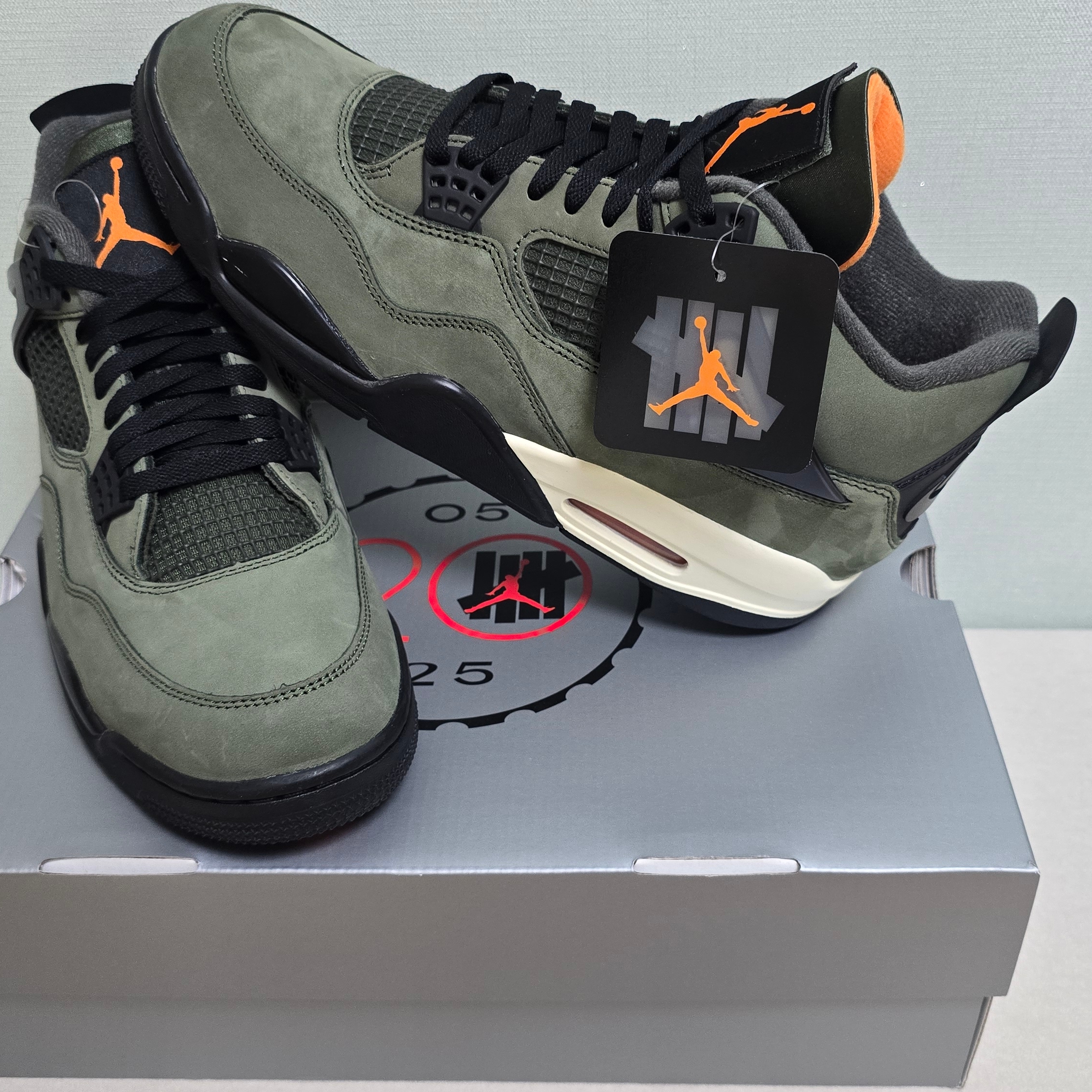 Jordan 4 x Undefeated Retro OG SP Deep Green and Clementine 착용 스타일 - 1