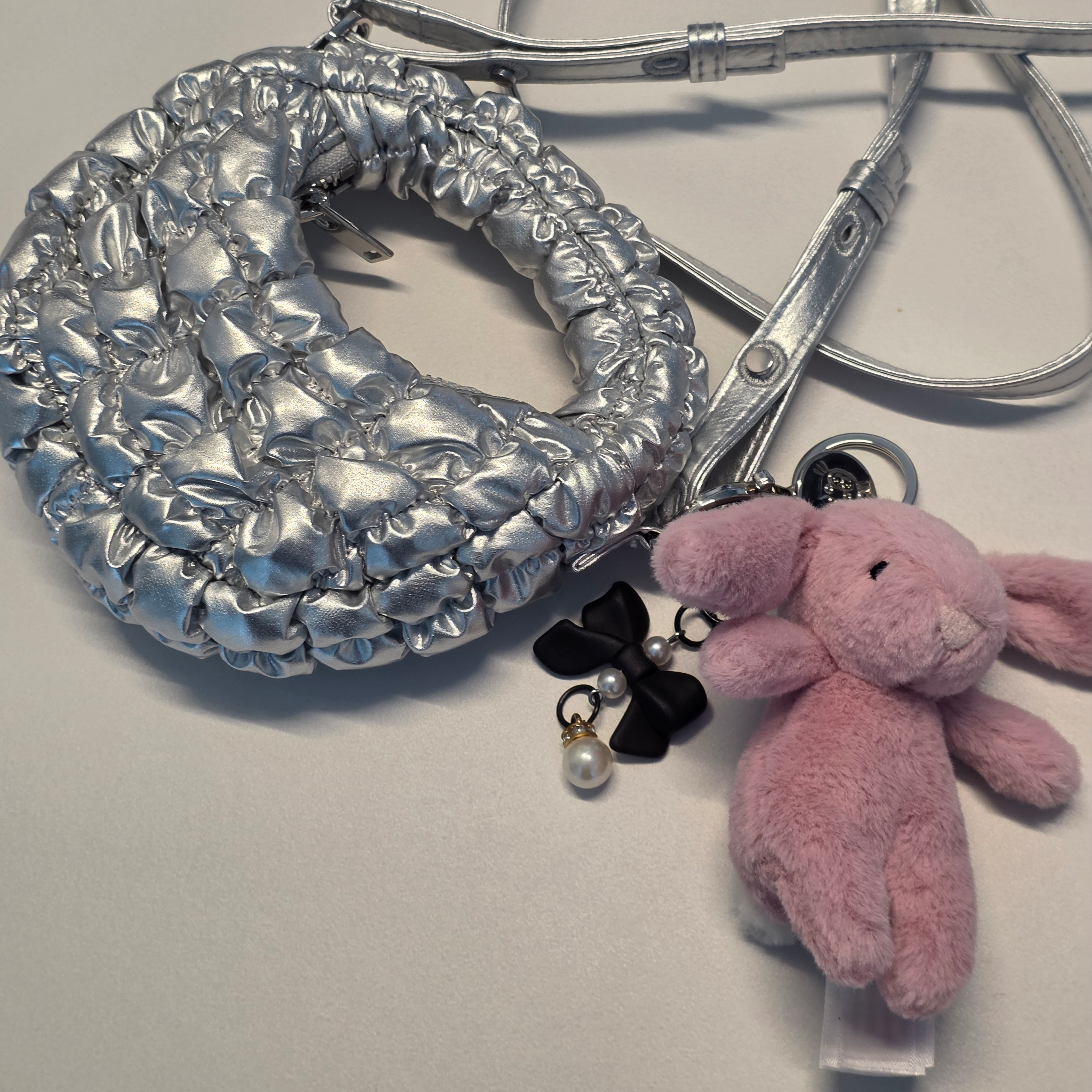 COS Quilted Nano Crossbody Bag Silver, Jellycat Bashful Bunny Bag Charm Tulip 착용 스타일