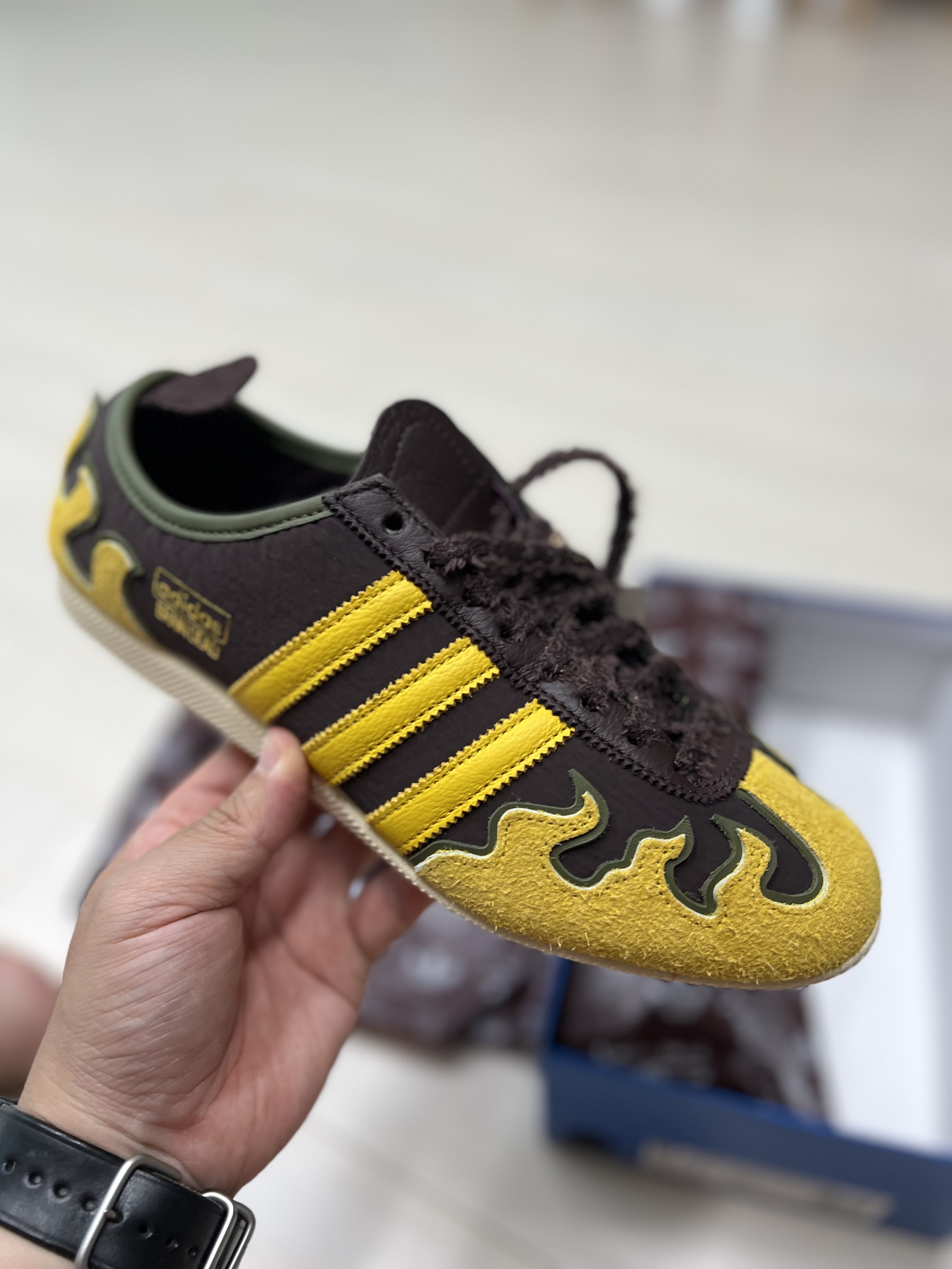 Adidas x Brain Dead Japan Shadow Brown Hazy Yellow 착용 스타일 - 2