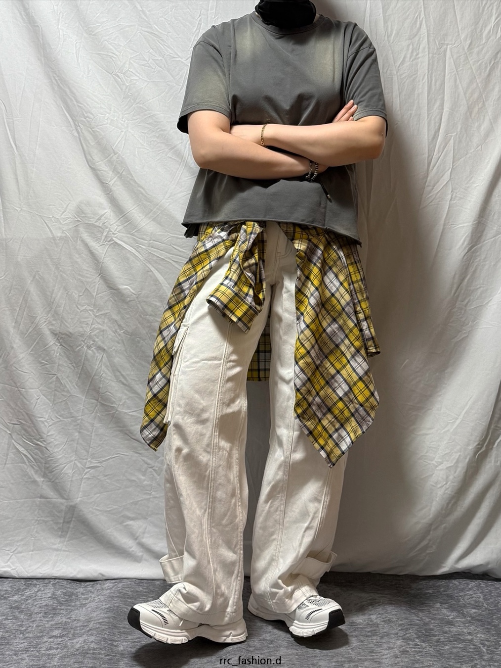 Aoiro Low-Key Cropped S/S T-Shirt Washed Grey, Axel Arigato Marathon Runner White Silver 착용 스타일 - 1