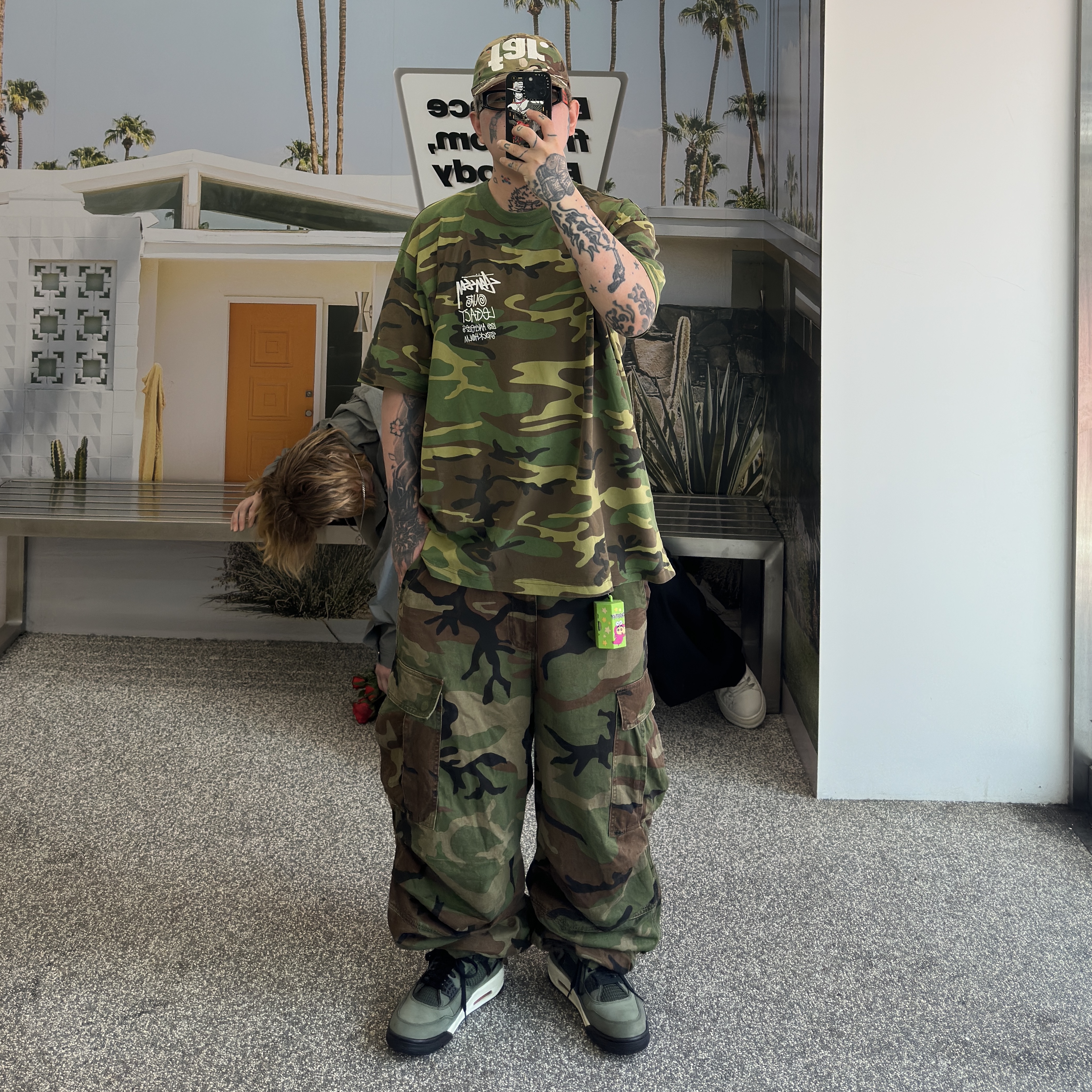 Jordan 4 x Undefeated Retro OG SP Deep Green and Clementine, NOD Stone Washed Cargo Pants Camo 착용 스타일 - 1