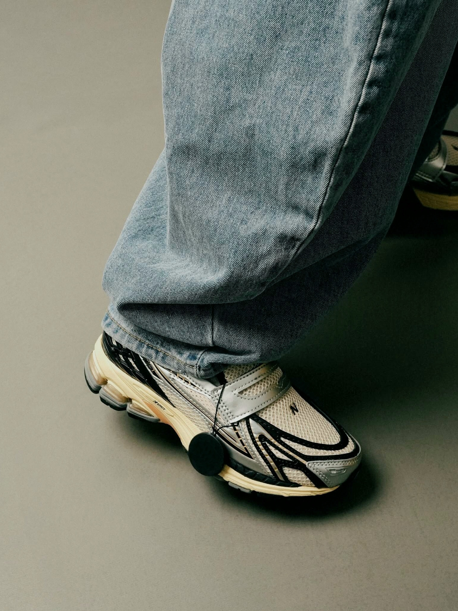 New Balance 1906L Silver Metallic Cream 착용 스타일