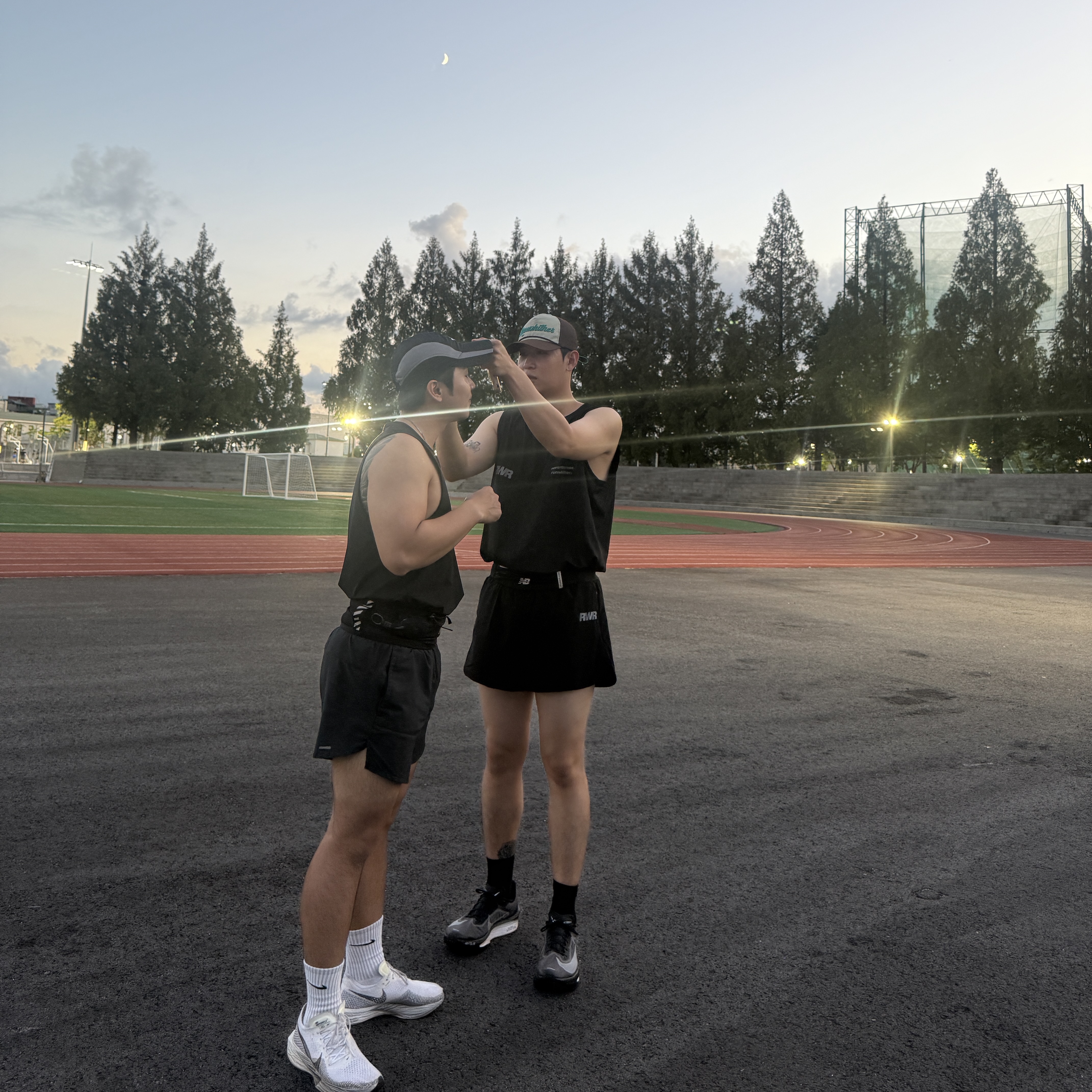 [KREAM 단독] runwhither Trucker Cap Blue Brown, [KREAM 단독] runwhither Training Singlet Black 착용 스타일