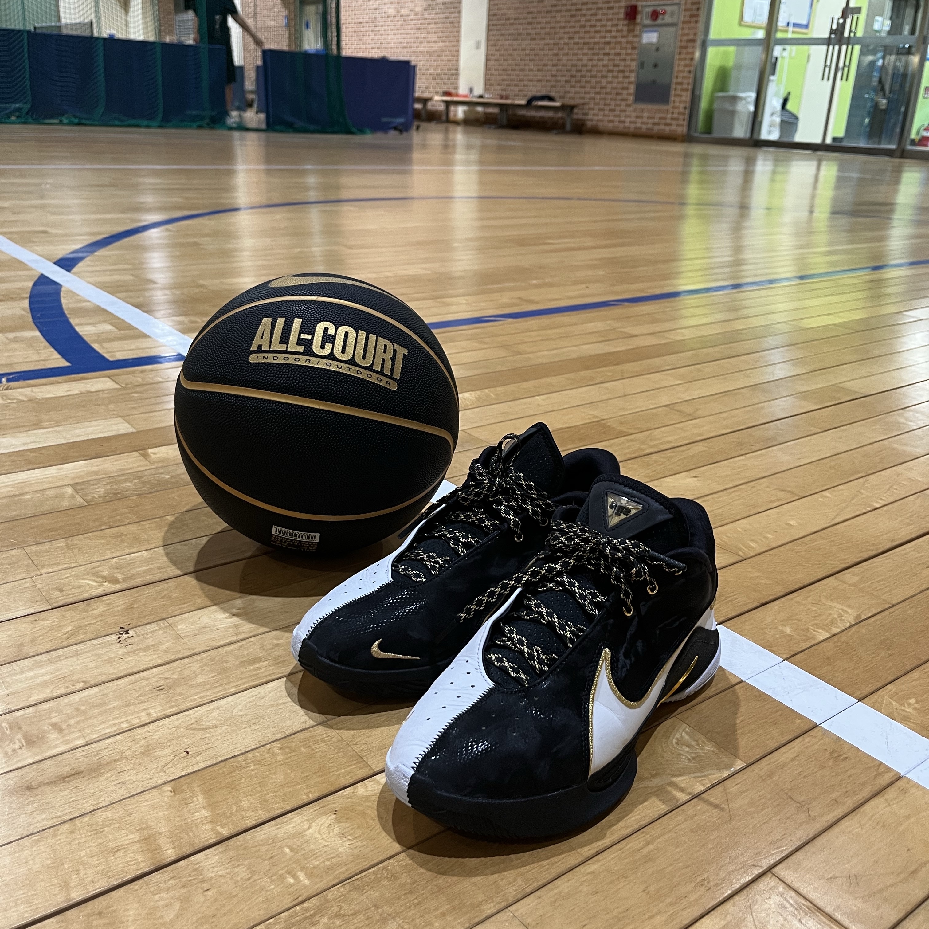 Nike LeBron 22 White Black 착용 스타일