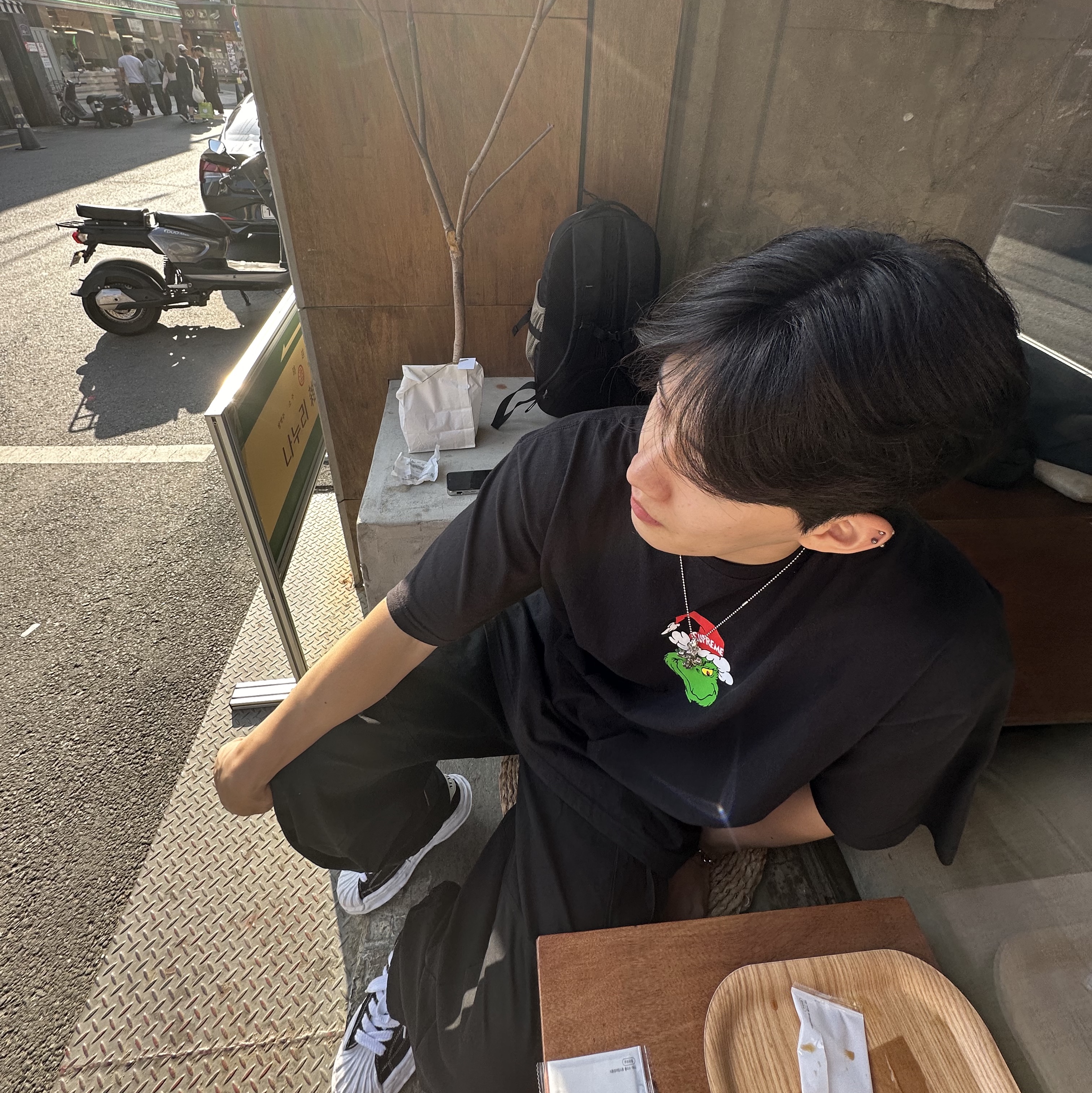 Supreme Grinch T-Shirt Black - 24FW, Supreme Backpack Blue - 23FW 착용 스타일