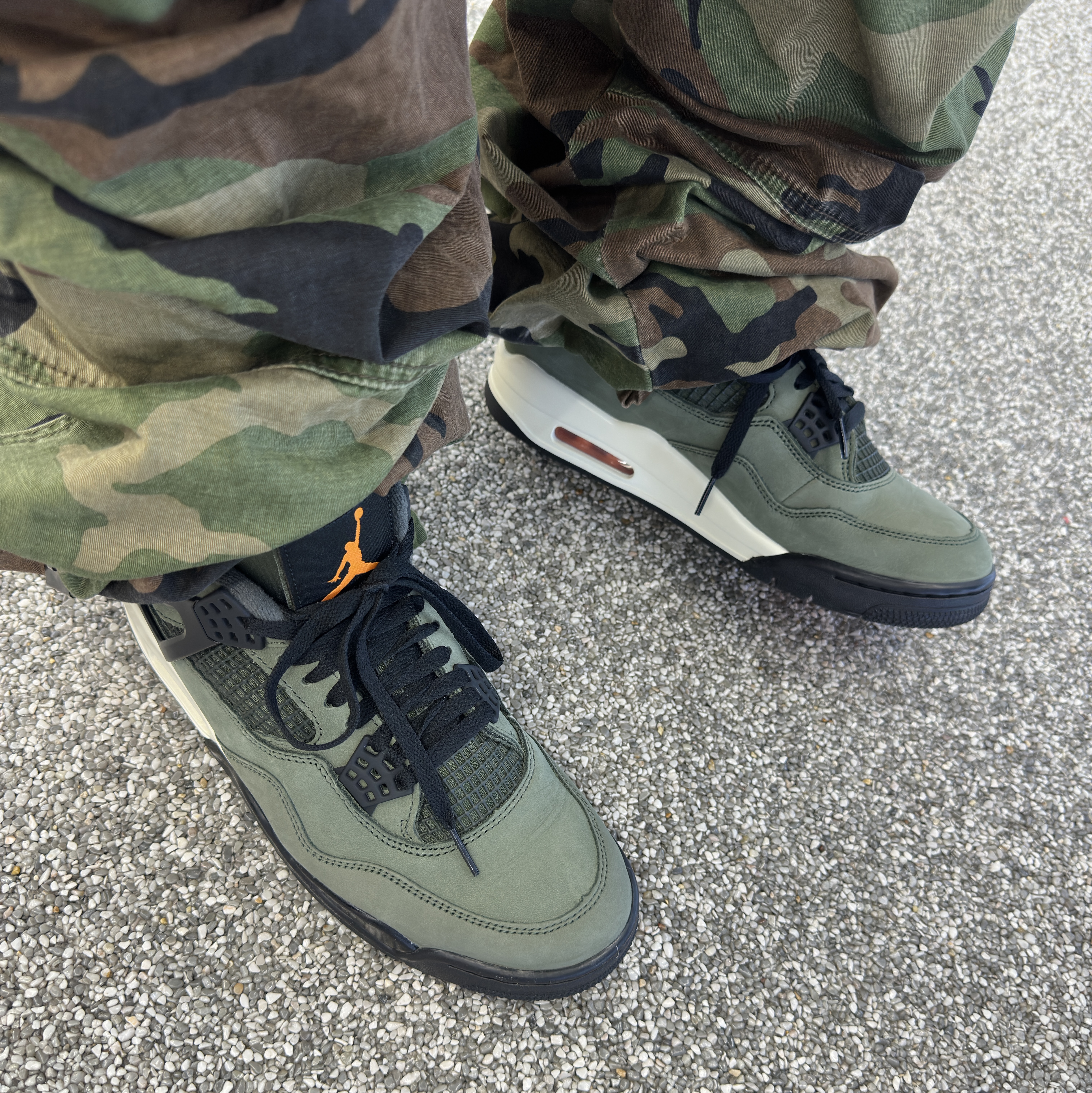 Jordan 4 x Undefeated Retro OG SP Deep Green and Clementine, NOD Stone Washed Cargo Pants Camo 착용 스타일 - 3