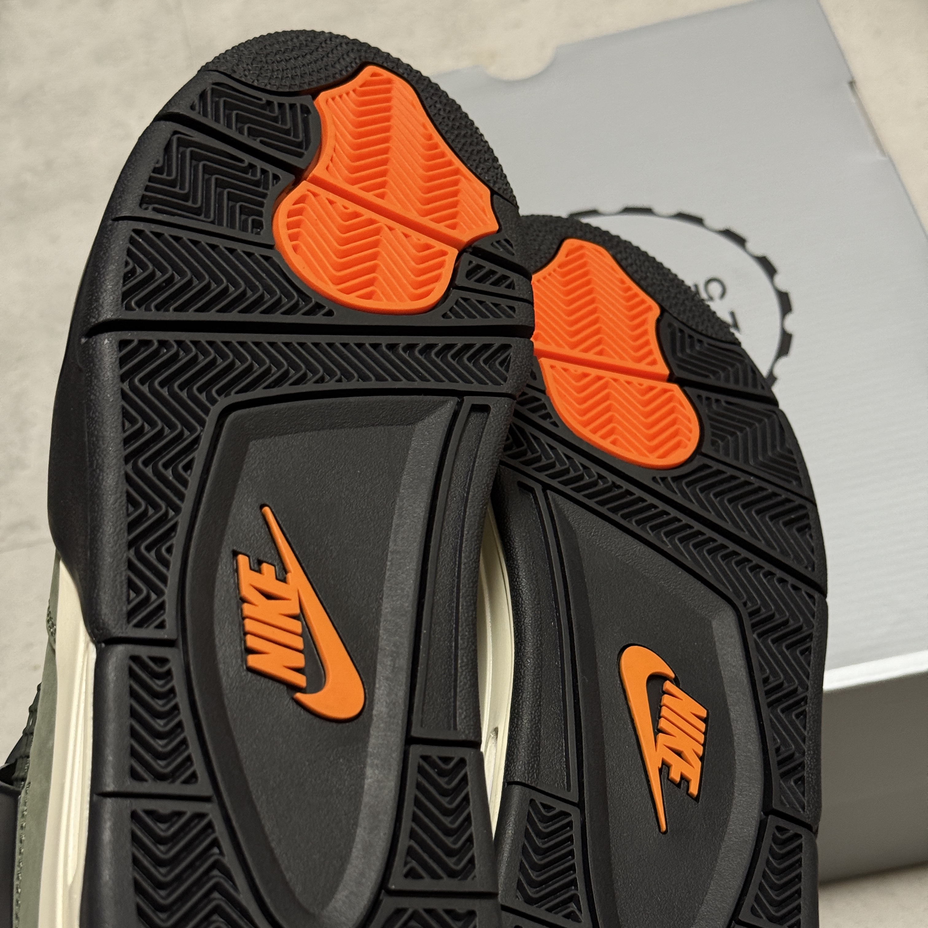 Jordan 4 x Undefeated Retro OG SP Deep Green and Clementine 착용 스타일 - 7