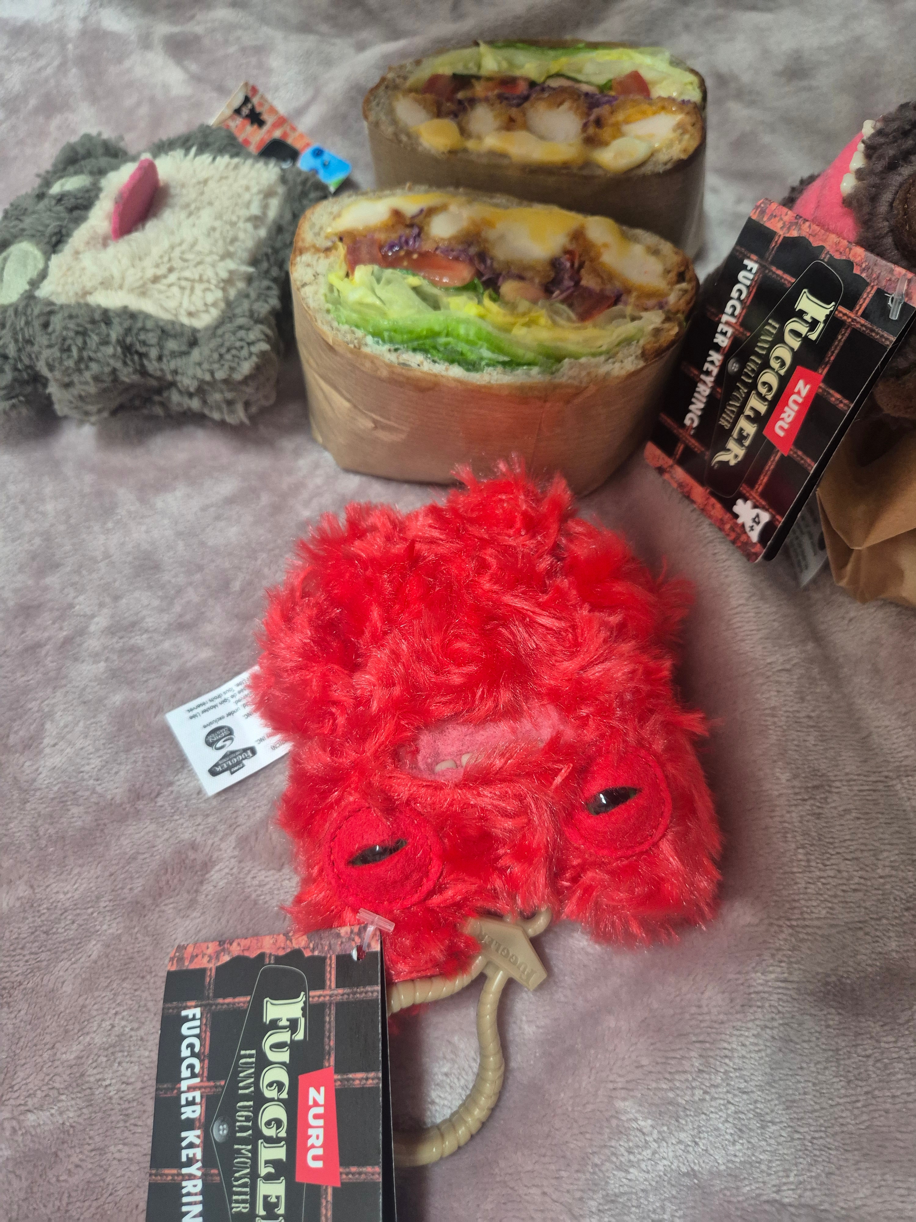 Fuggler Square Bear Keyring Brown, Fuggler Munch Munch Keyring Red 착용 스타일