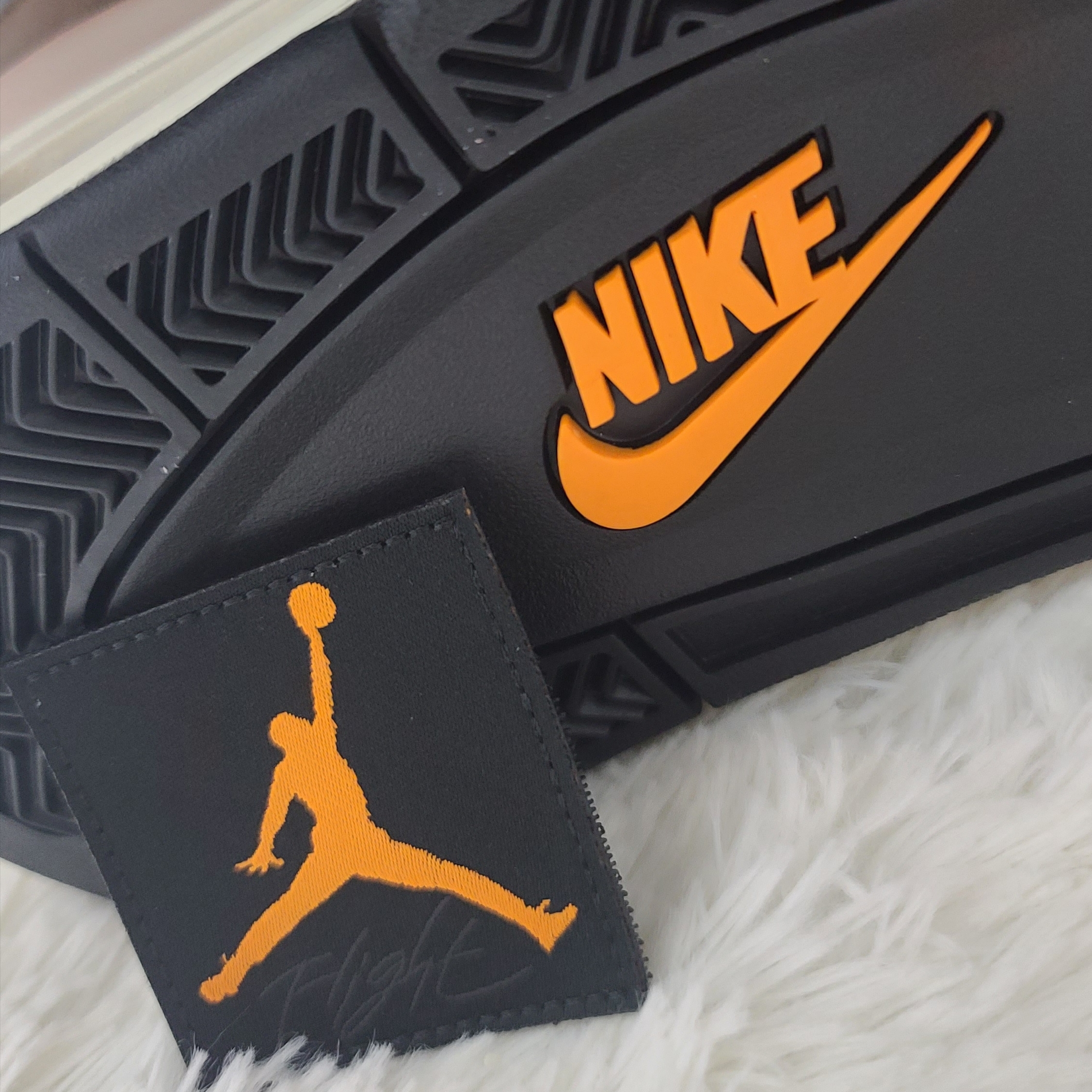 Jordan 4 x Undefeated Retro OG SP Deep Green and Clementine 착용 스타일 - 3