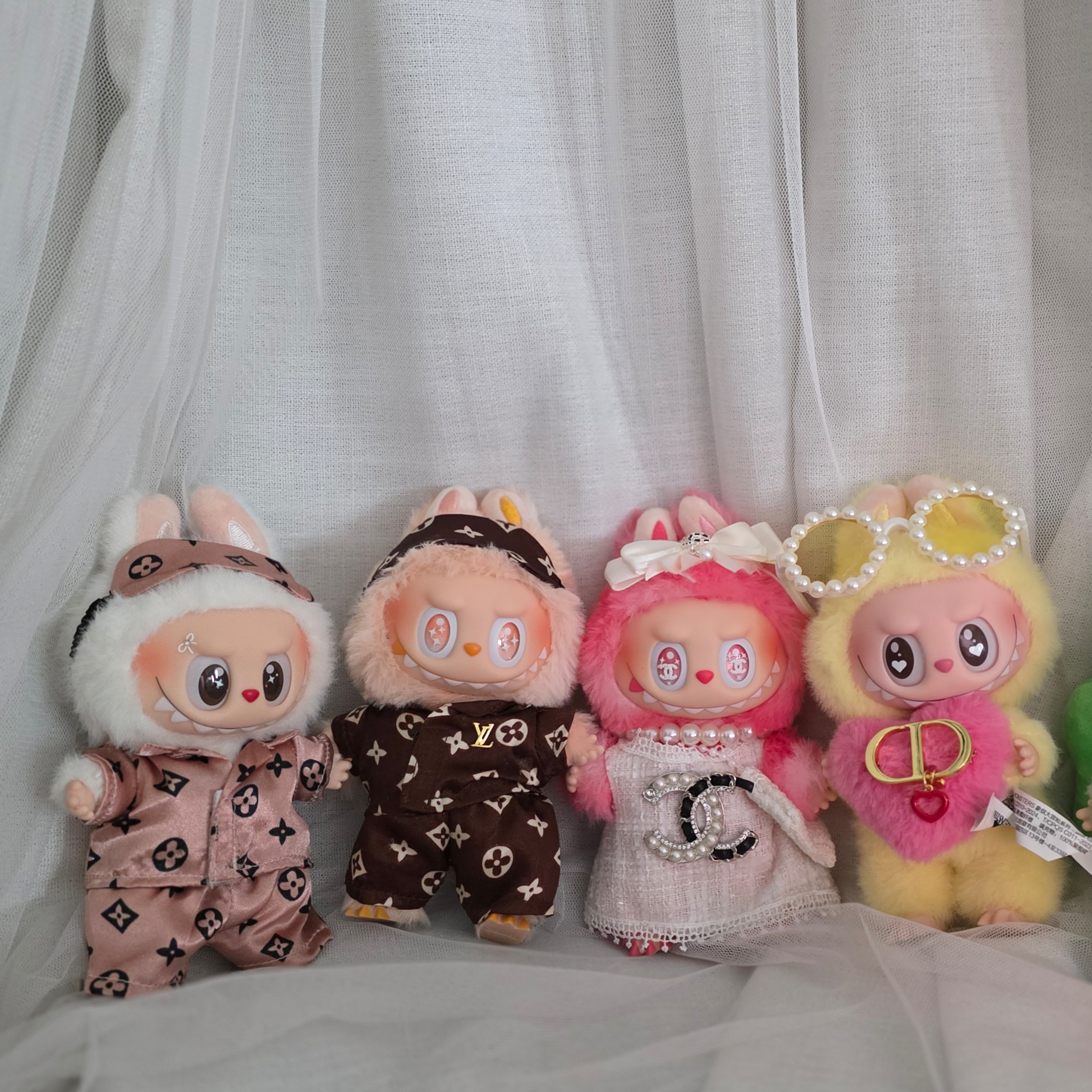 Pop Mart Labubu Coca Cola Series Keyring Sealed Case (1 Blind Box), Pop Mart The Monsters Checkmate Series Plush Keyring 착용 스타일