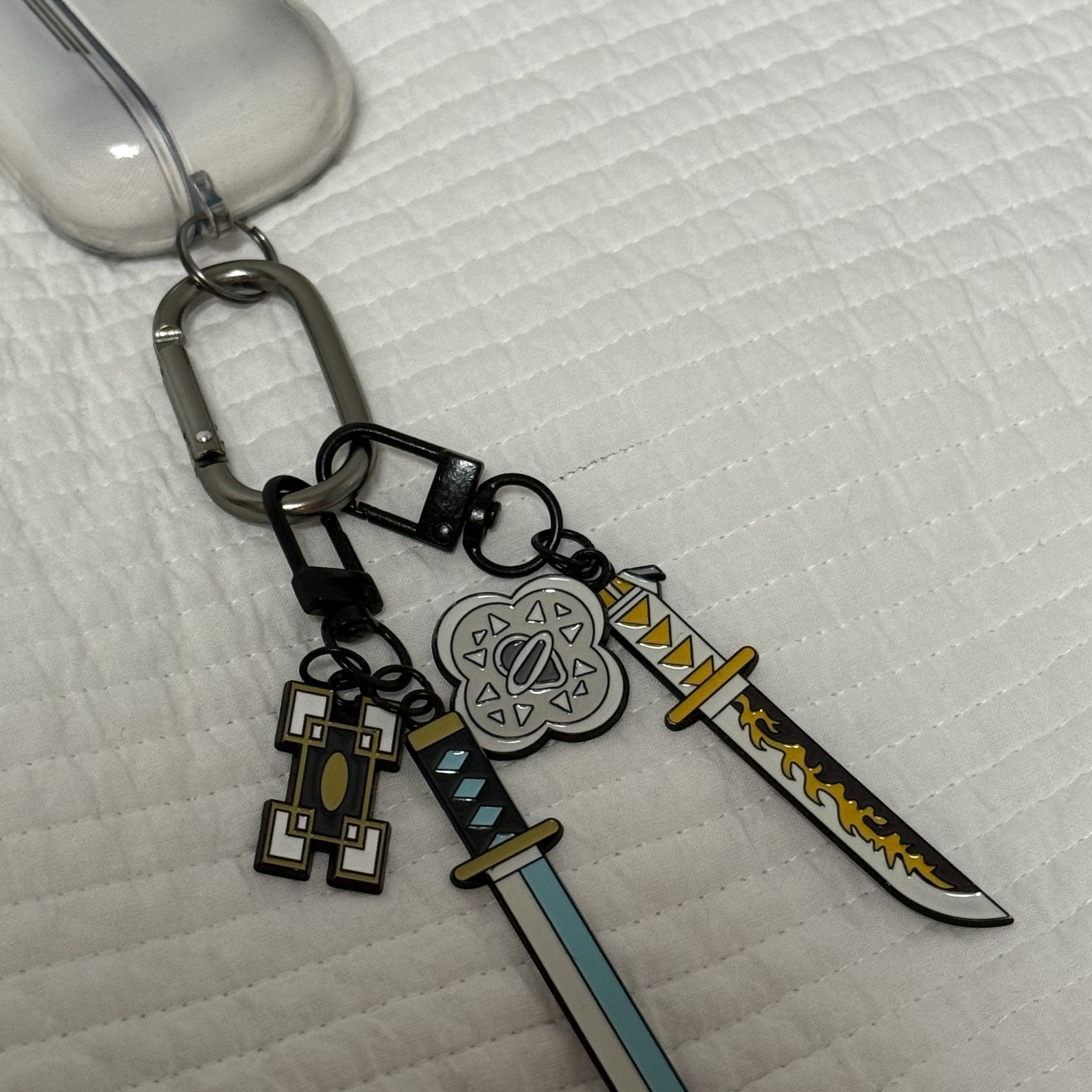 Demon Slayer Kimetsu No Yaiba Nichirin Sword Keyring Muichiro Tokito, Demon Slayer Kimetsu No Yaiba Nichirin Sword Keyring Agatsuma Zenitsu 착용 스타일
