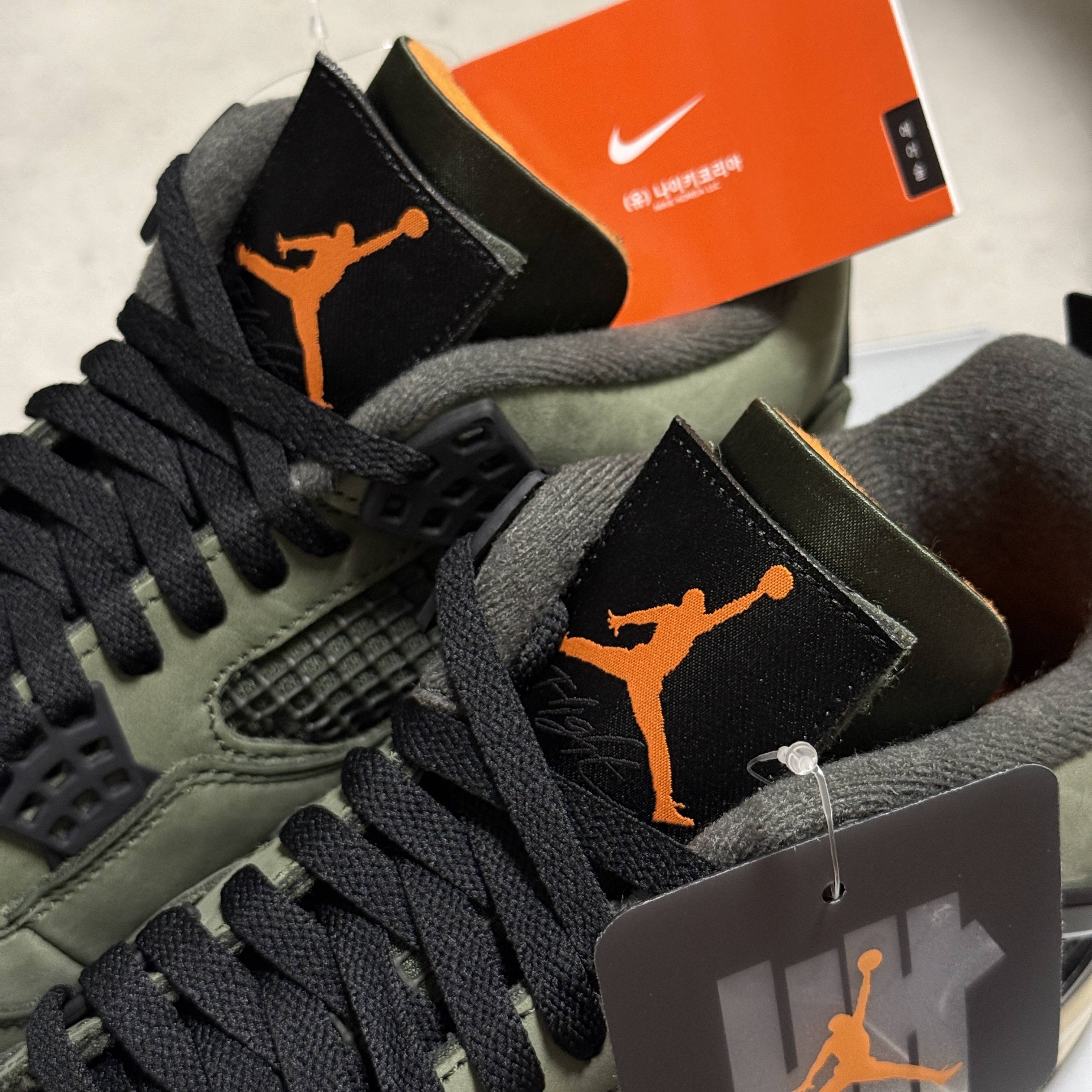 Jordan 4 x Undefeated Retro OG SP Deep Green and Clementine 착용 스타일 - 3