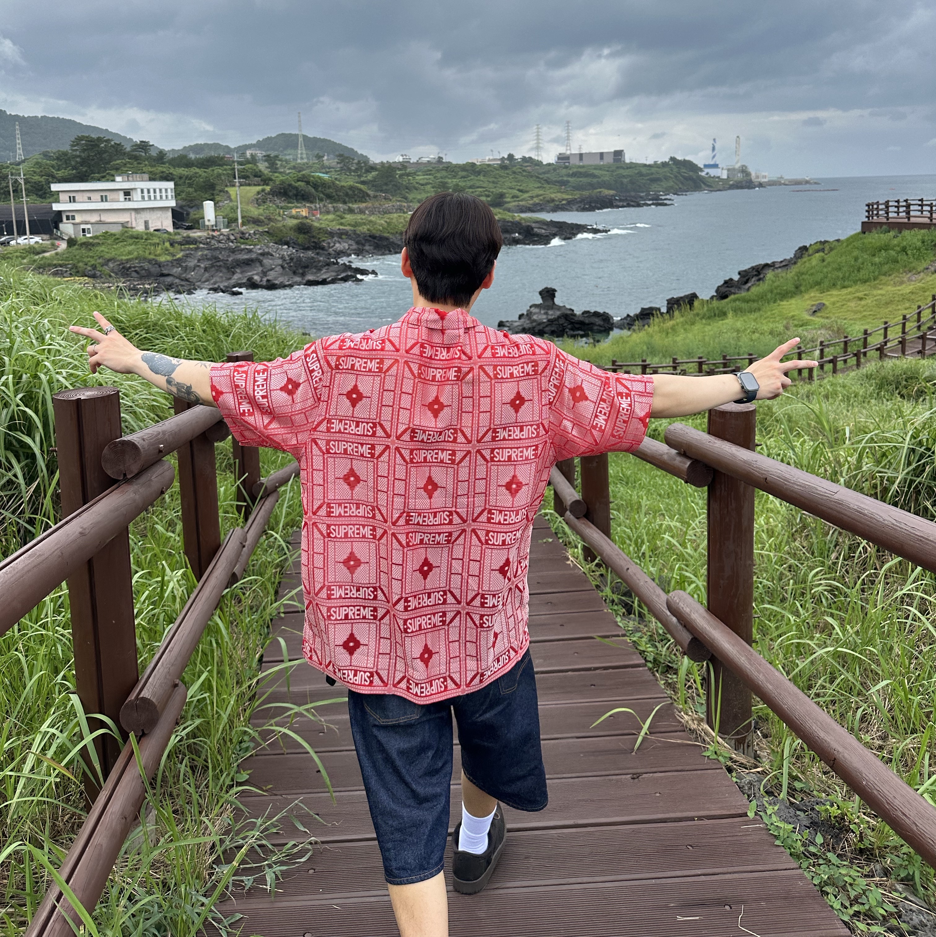 Supreme Tray Jacquard S/S Shirt Red - 24SS, Supreme Rigid Baggy Selvedge Denim Short Rigid Indigo 착용 스타일 - 2