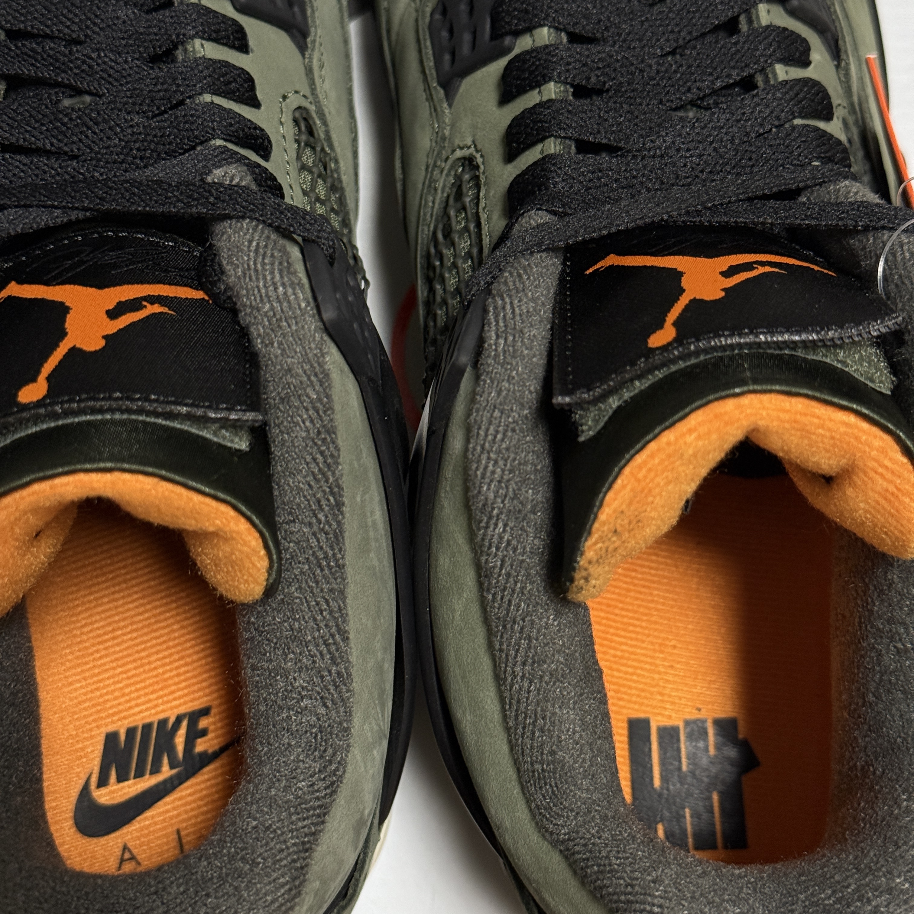 Jordan 4 x Undefeated Retro OG SP Deep Green and Clementine 착용 스타일 - 4