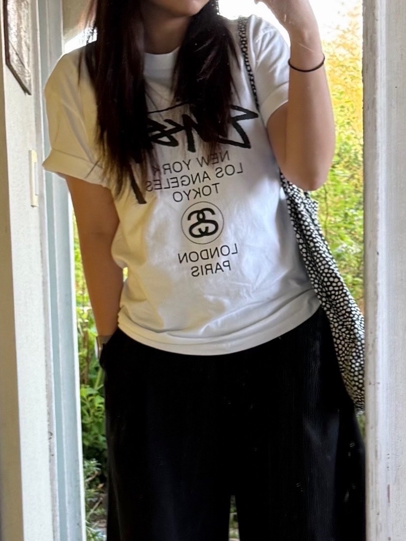 Stussy World Tour T-Shirt White 2024,2025, (W) Jordan 1 Low White Grey Blue 착용 스타일 - 1
