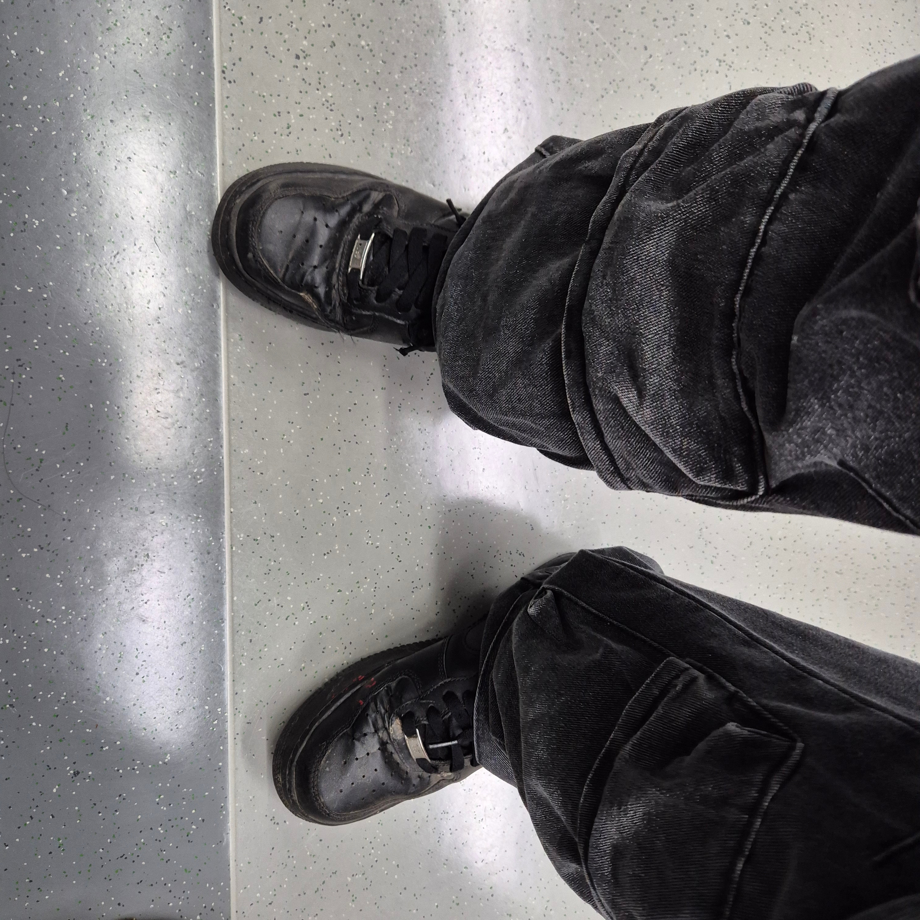 Nike Air Force 1 '07 Low Triple Black 착용 스타일