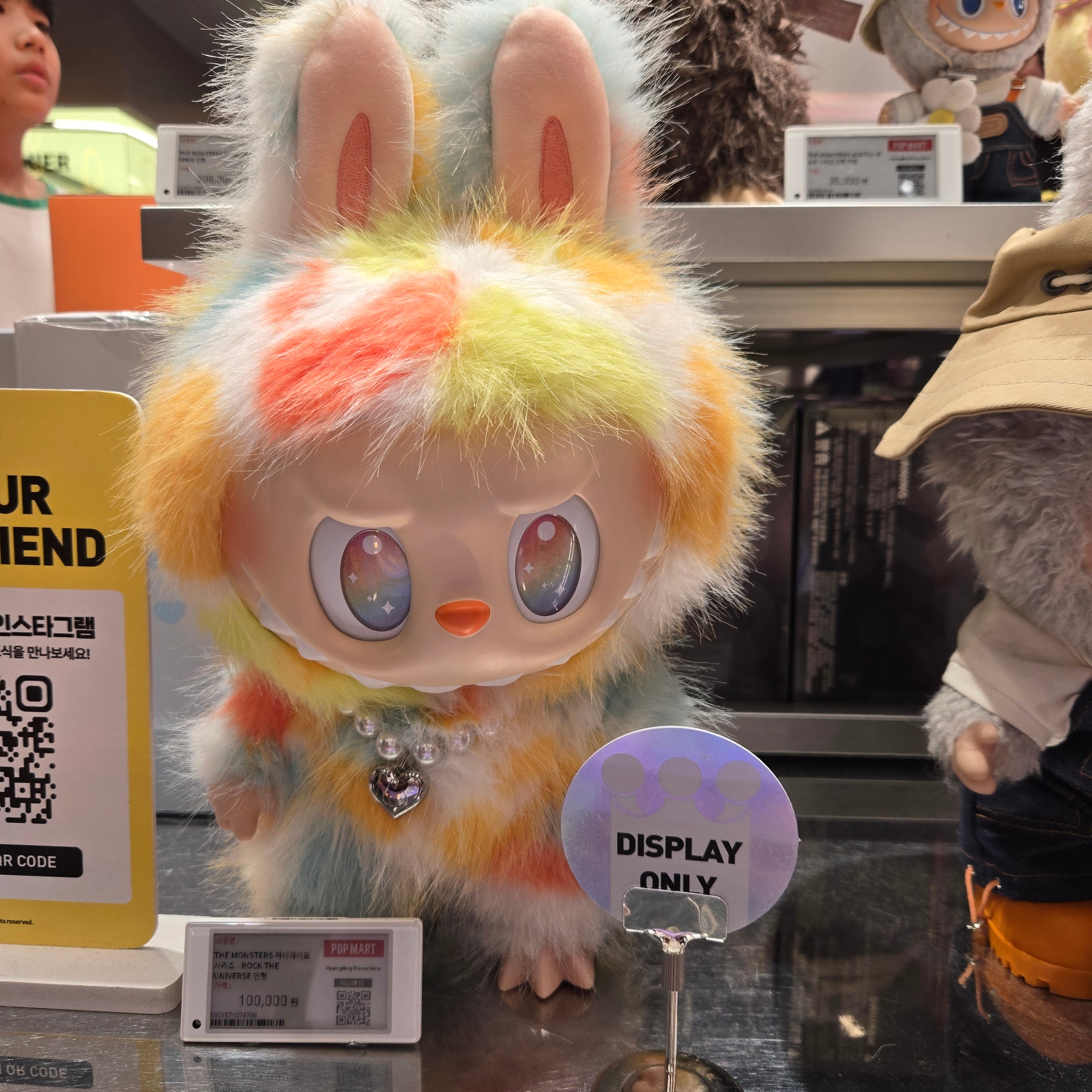 Pop Mart Labubu The Monsters Big Into Energy Series-Rock The Universe Vinyl Plush Doll 착용 스타일