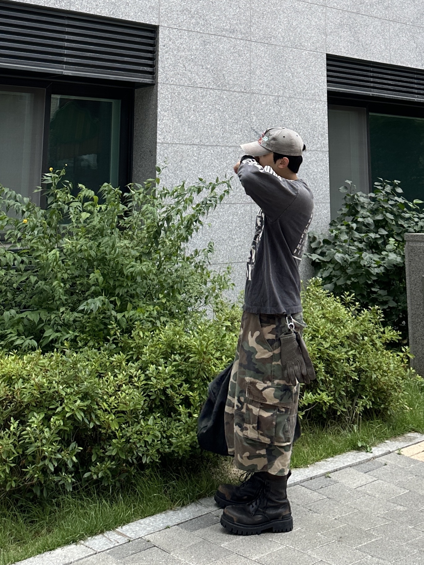 Farfromwhat Far Camo Cago Shorts, Saint Mxxxxxx Tempest L/S T-Shirt Black - 24AW 착용 스타일 - 1