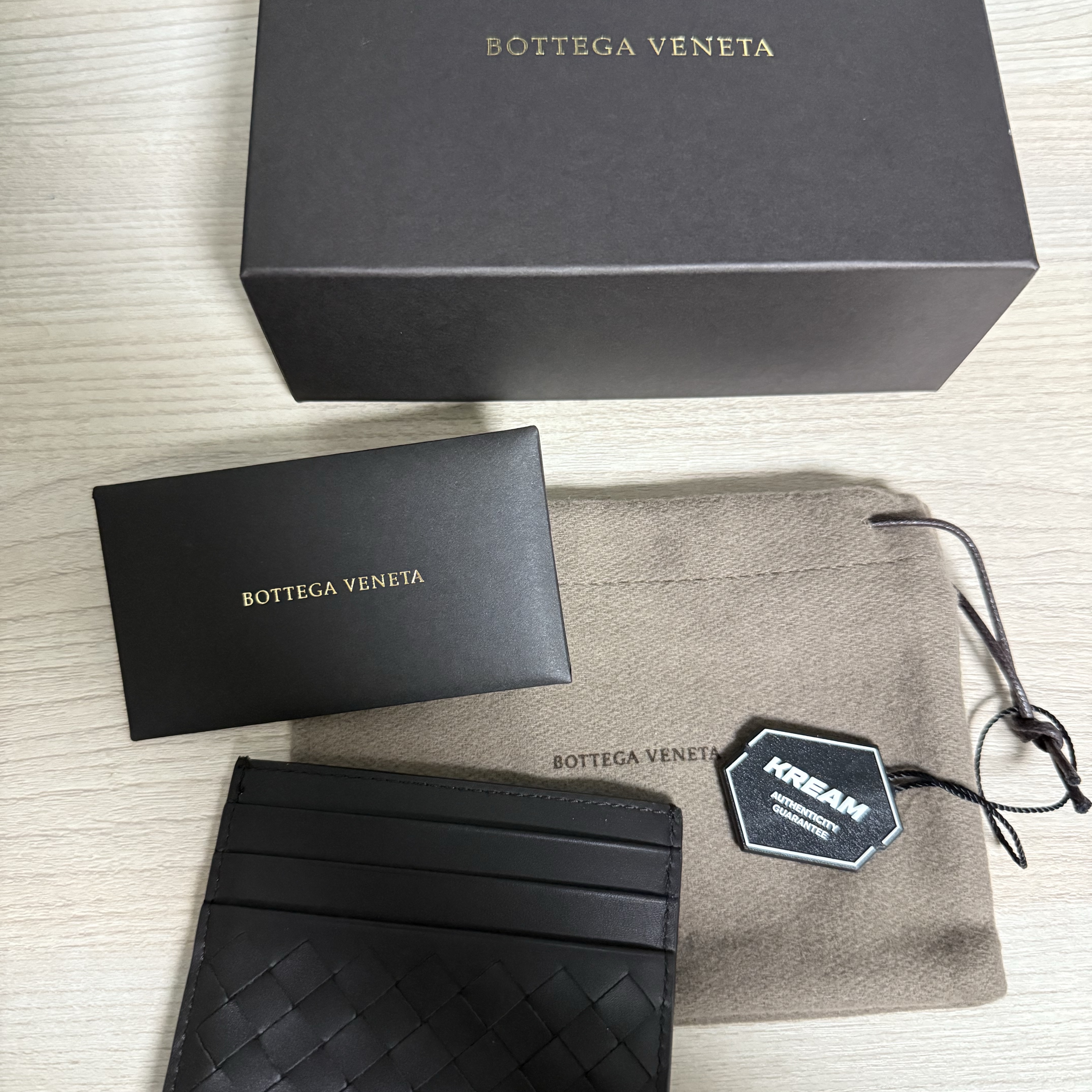 Bottega Veneta Credit Card Case Brown 착용 스타일 - 1