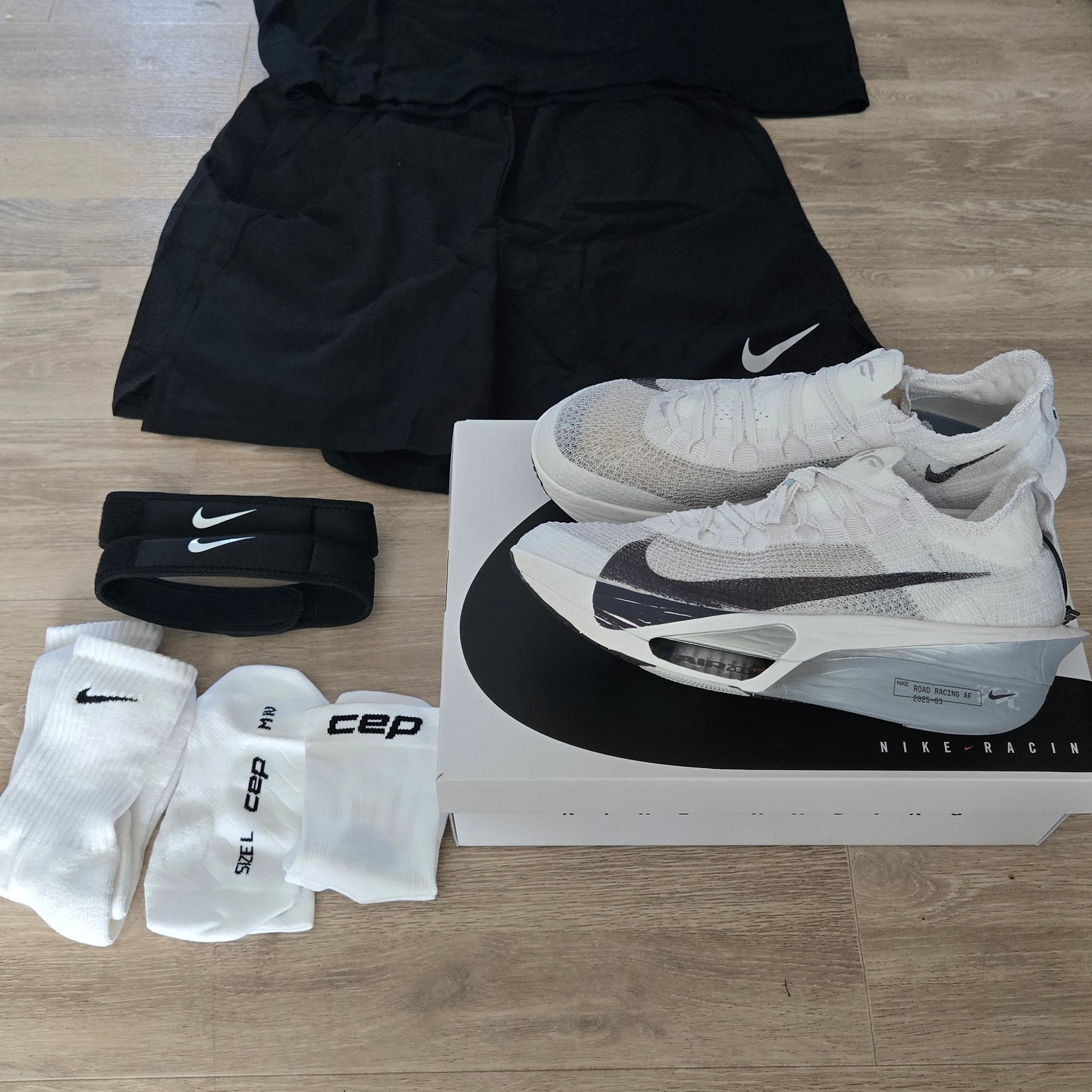 Nike Air Zoom Alphafly Next% 3 White Pure Platinum, CEP Core Run Mid Cut Socks V5 White 착용 스타일