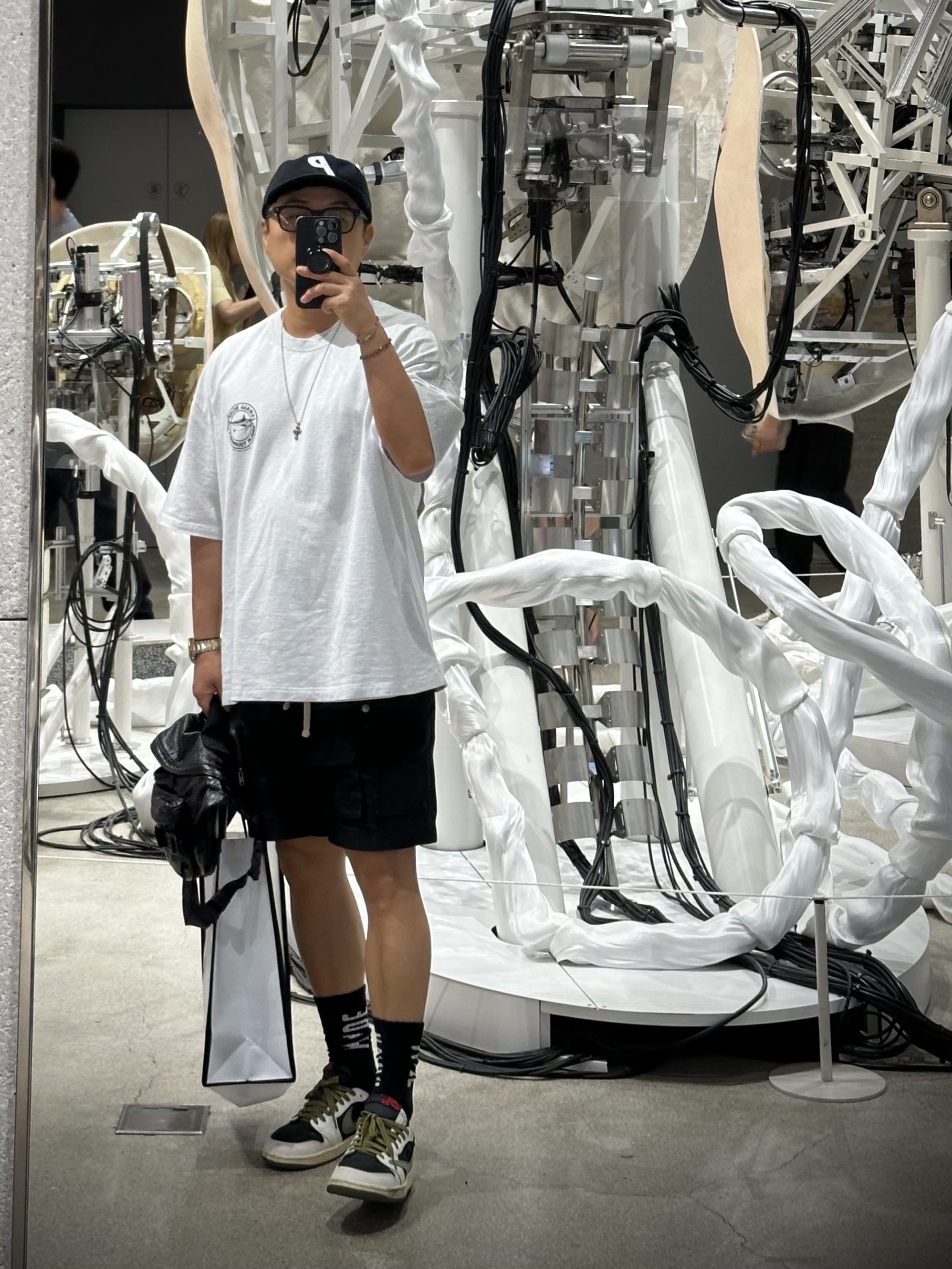 Palace P 6-Panel Black, (W) Jordan 1 x Travis Scott Retro Low OG SP Medium Olive 착용 스타일