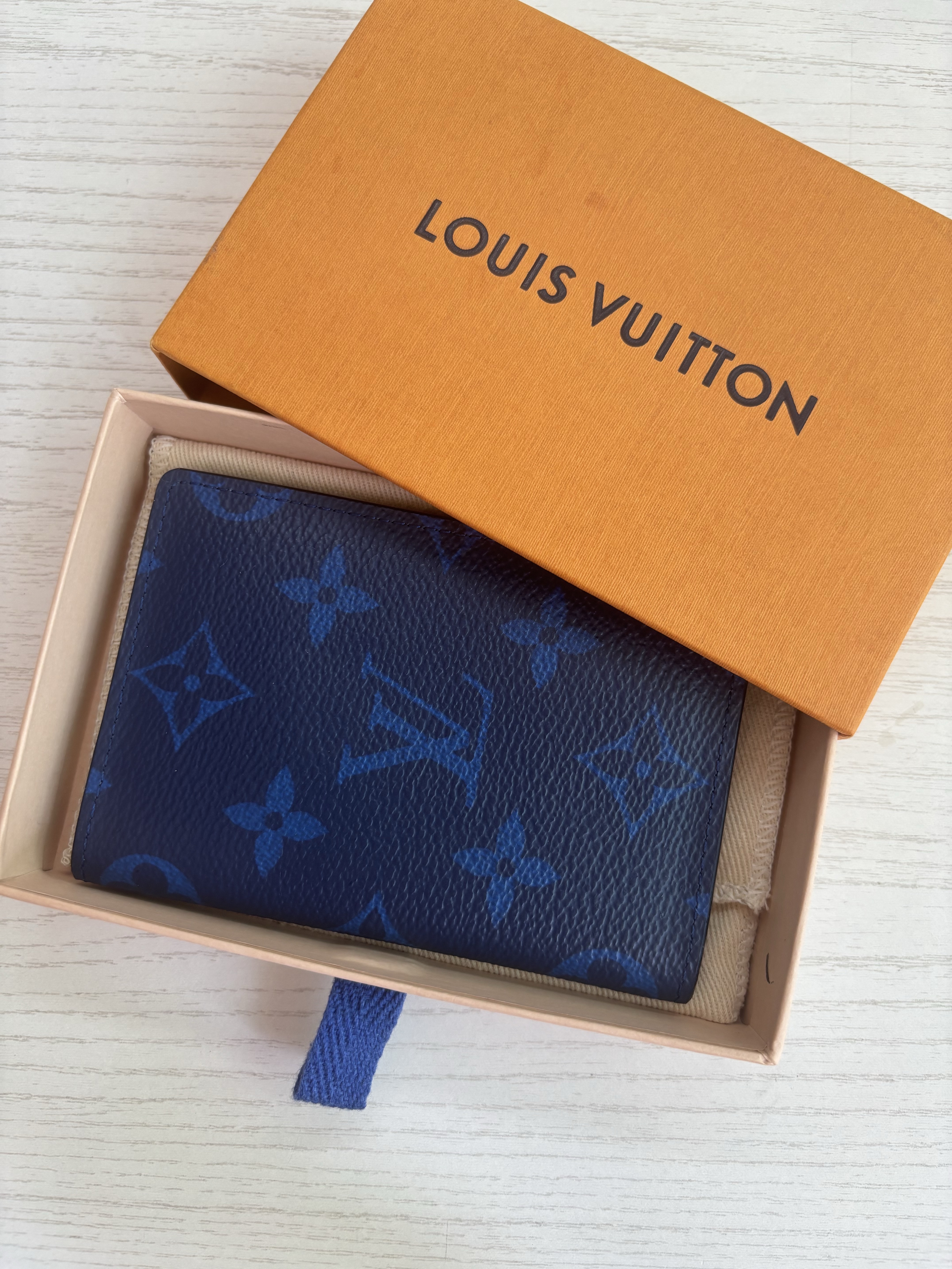 Louis Vuitton Pocket Organizer Navy Blue 착용 스타일