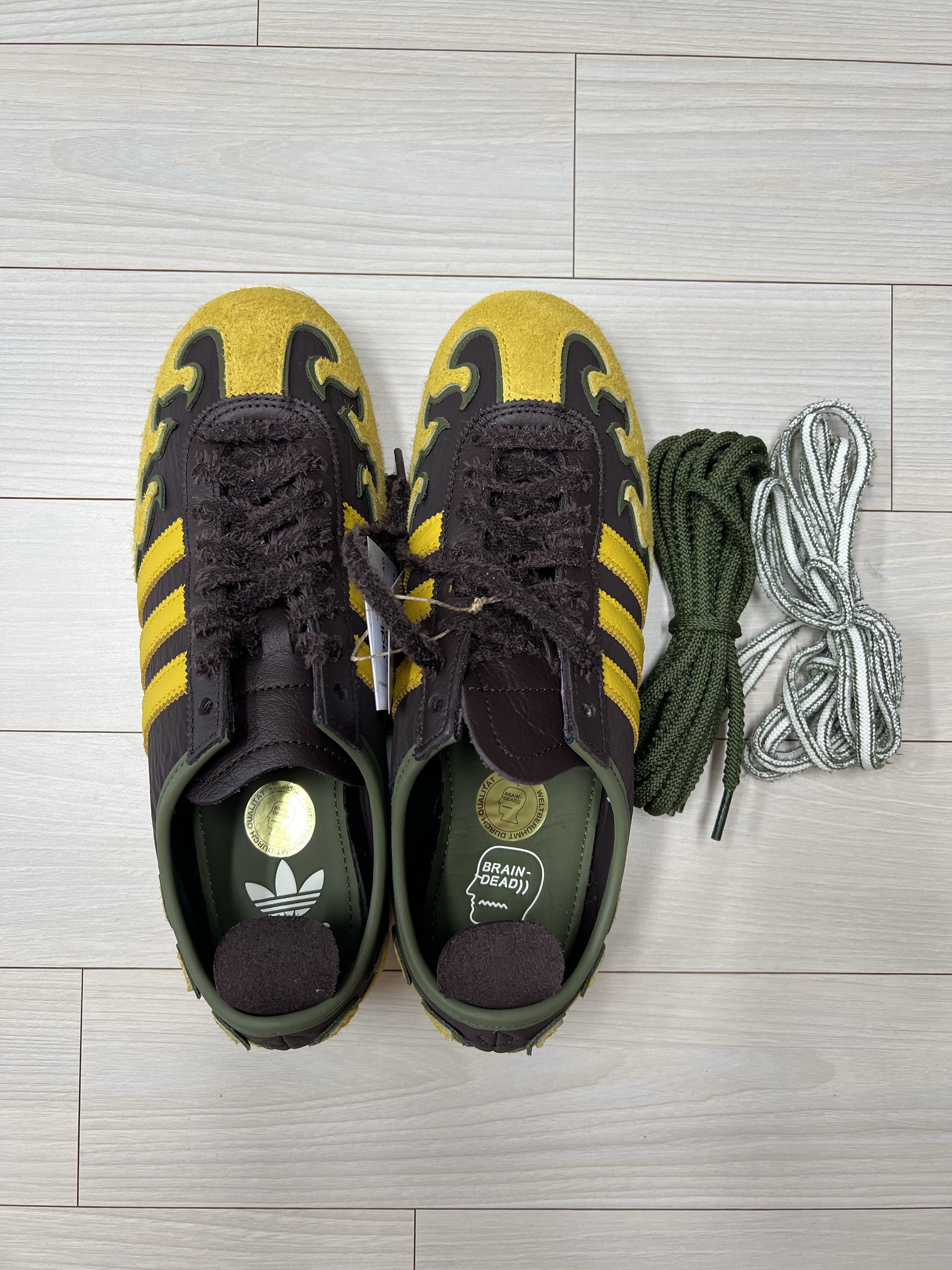 Adidas x Brain Dead Japan Shadow Brown Hazy Yellow 착용 스타일 - 3
