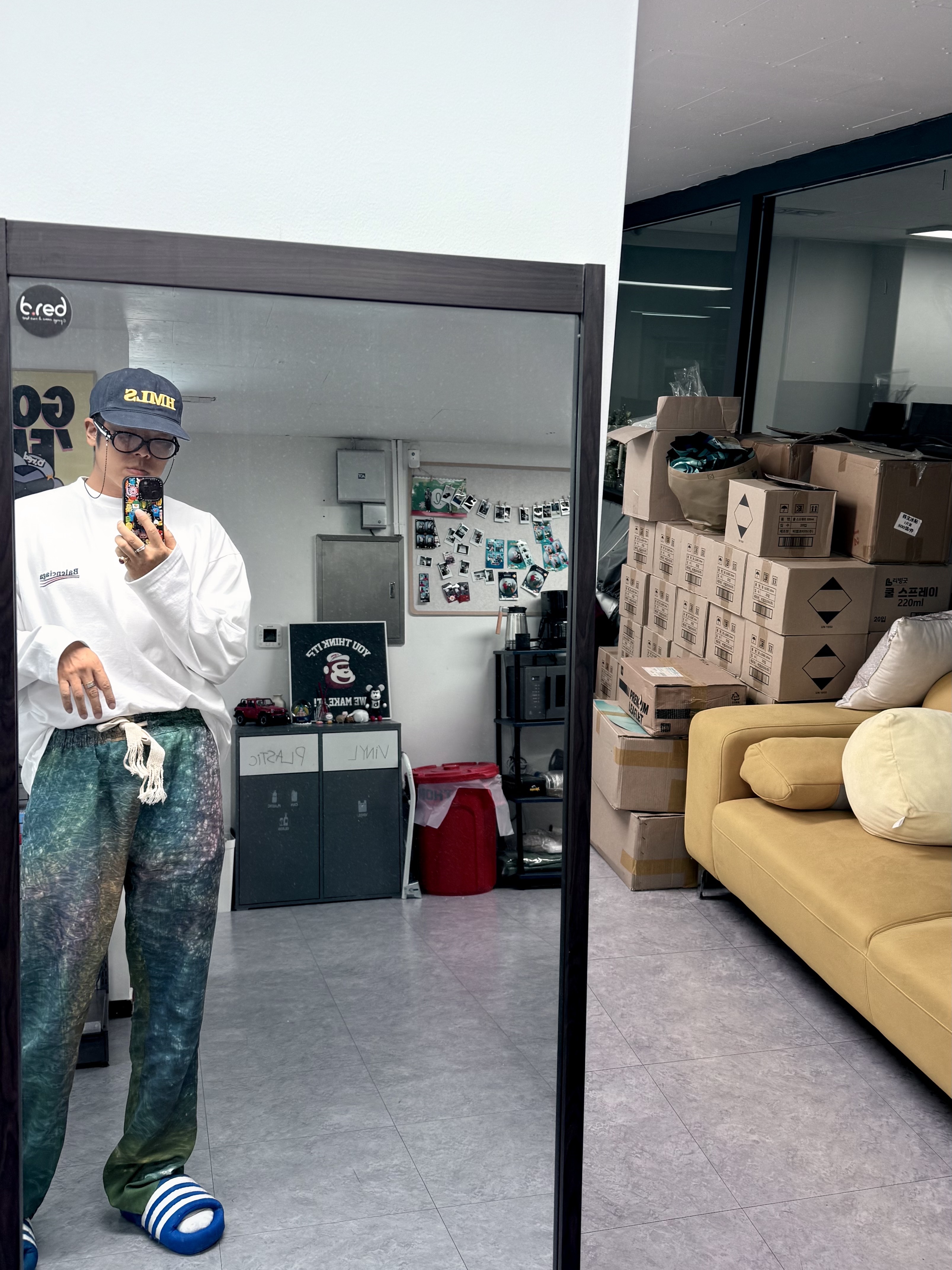 Hommless HMLS  Vintage 5 Panel Hat Navy, Adidas Adilette 24 Core Black Cloud White 착용 스타일