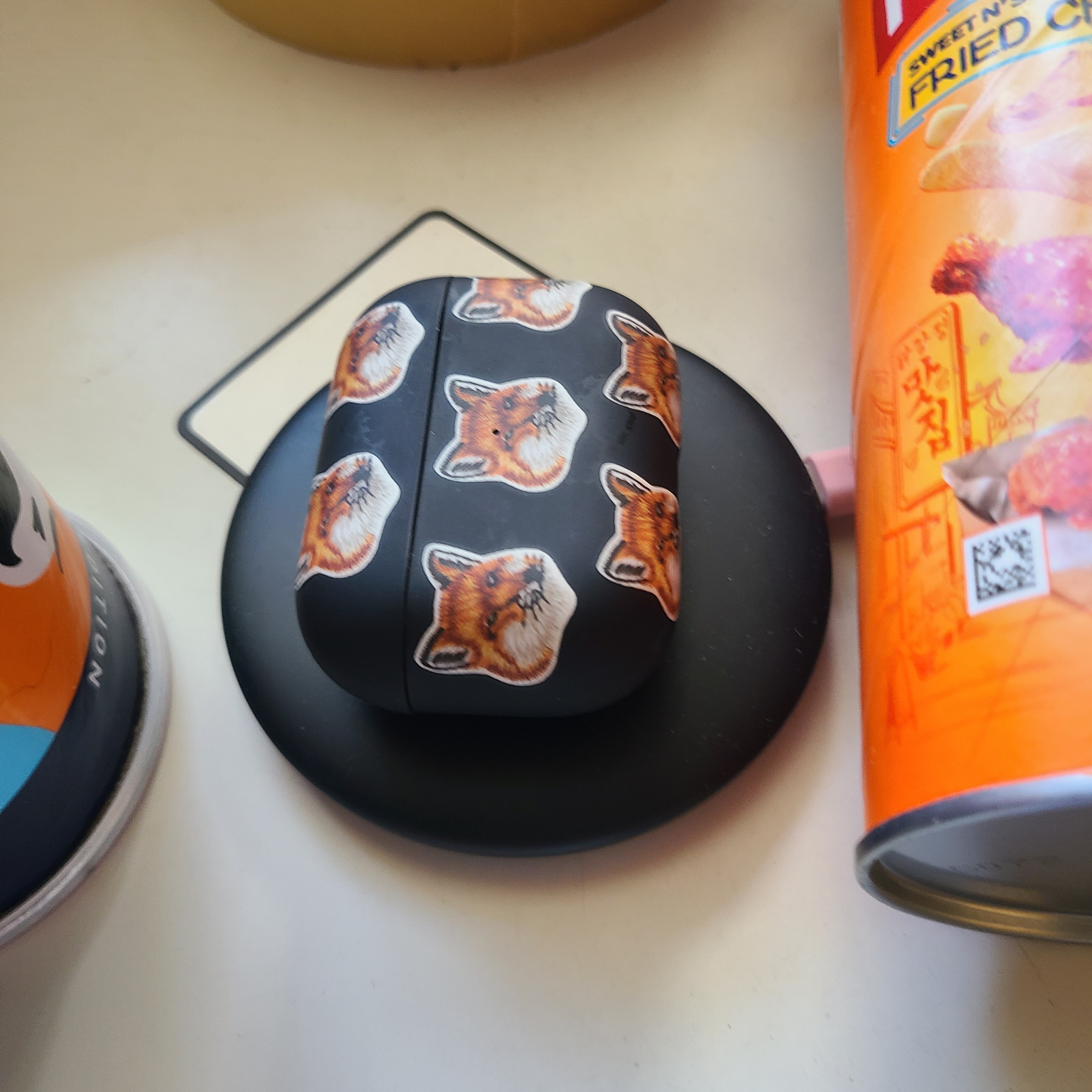 Maison Kitsune x Native Union All Over Fox Head Airpods Pro 2 Case Black 착용 스타일