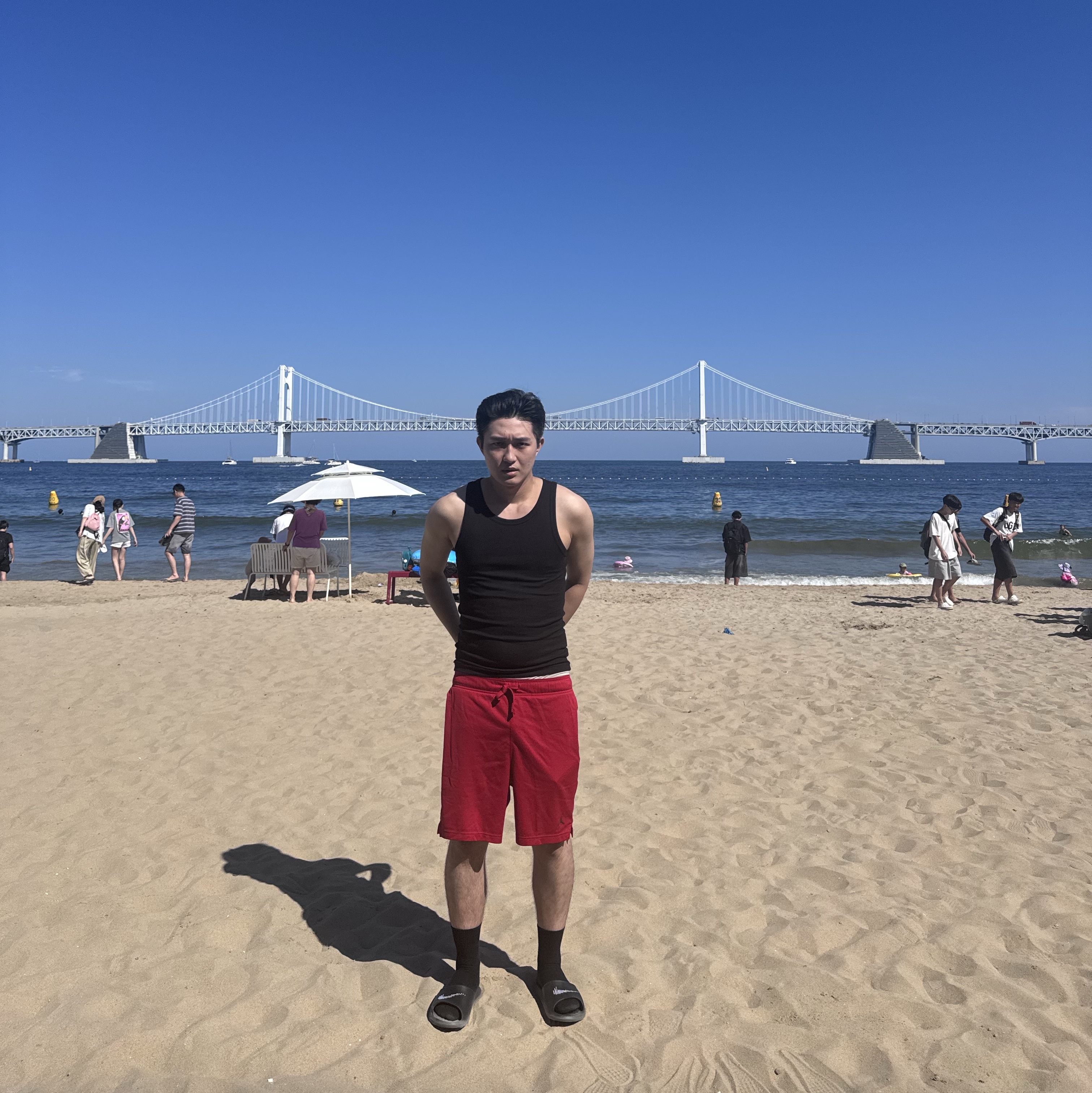 Jordan Essentials Fleece Shorts Gym Red, Nike Victori One Shower Slide Black 착용 스타일 - 2
