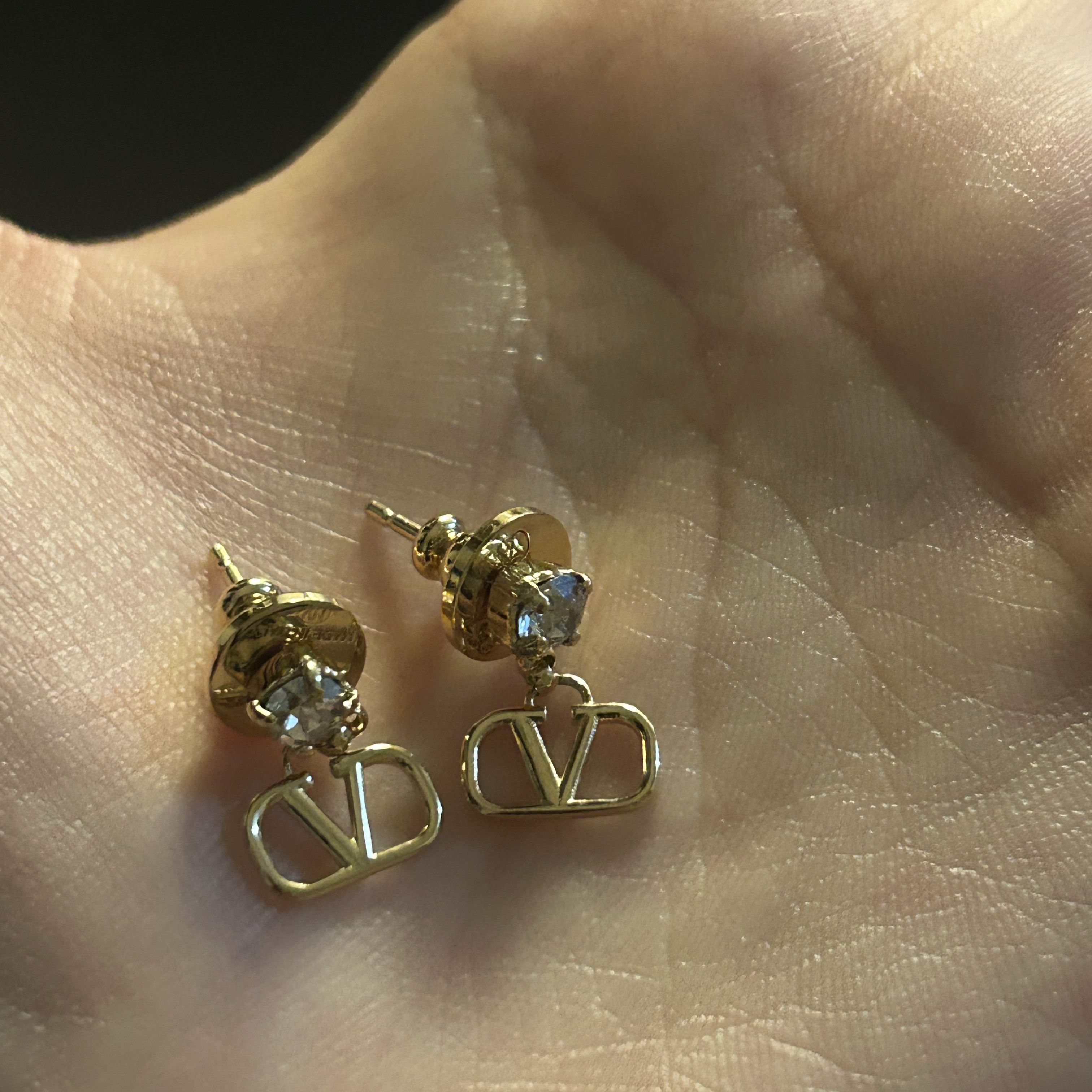 (W) Valentino Vlogo Signature Earrings in Metal and Swarovski Crystals Gold 착용 스타일